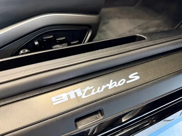 Porsche 911 view 9