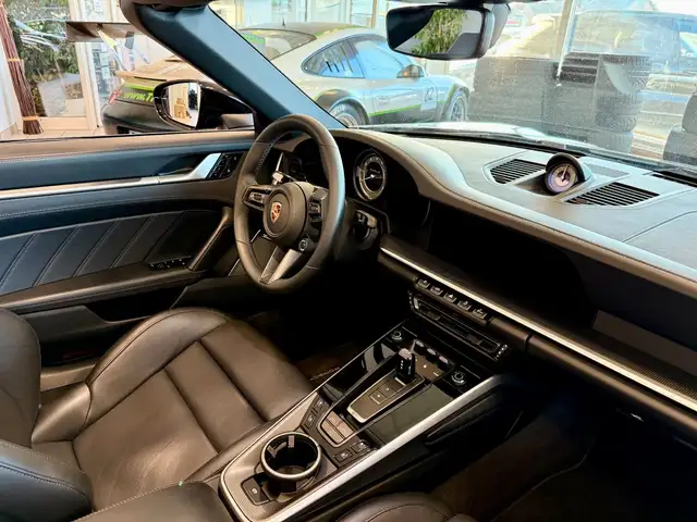 Porsche 911 view 13