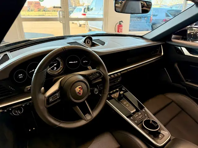 Porsche 911 view 11