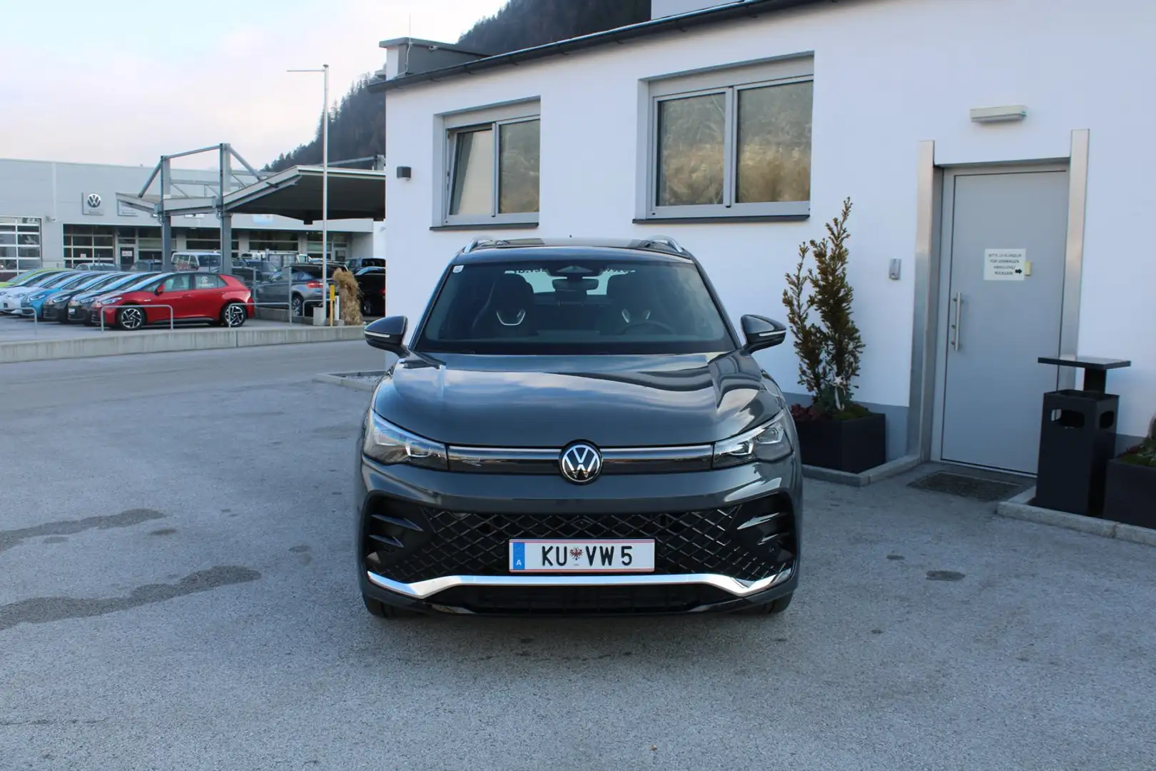 Volkswagen Tiguan R-Line TDI 4MOTION DSG Grau - 2
