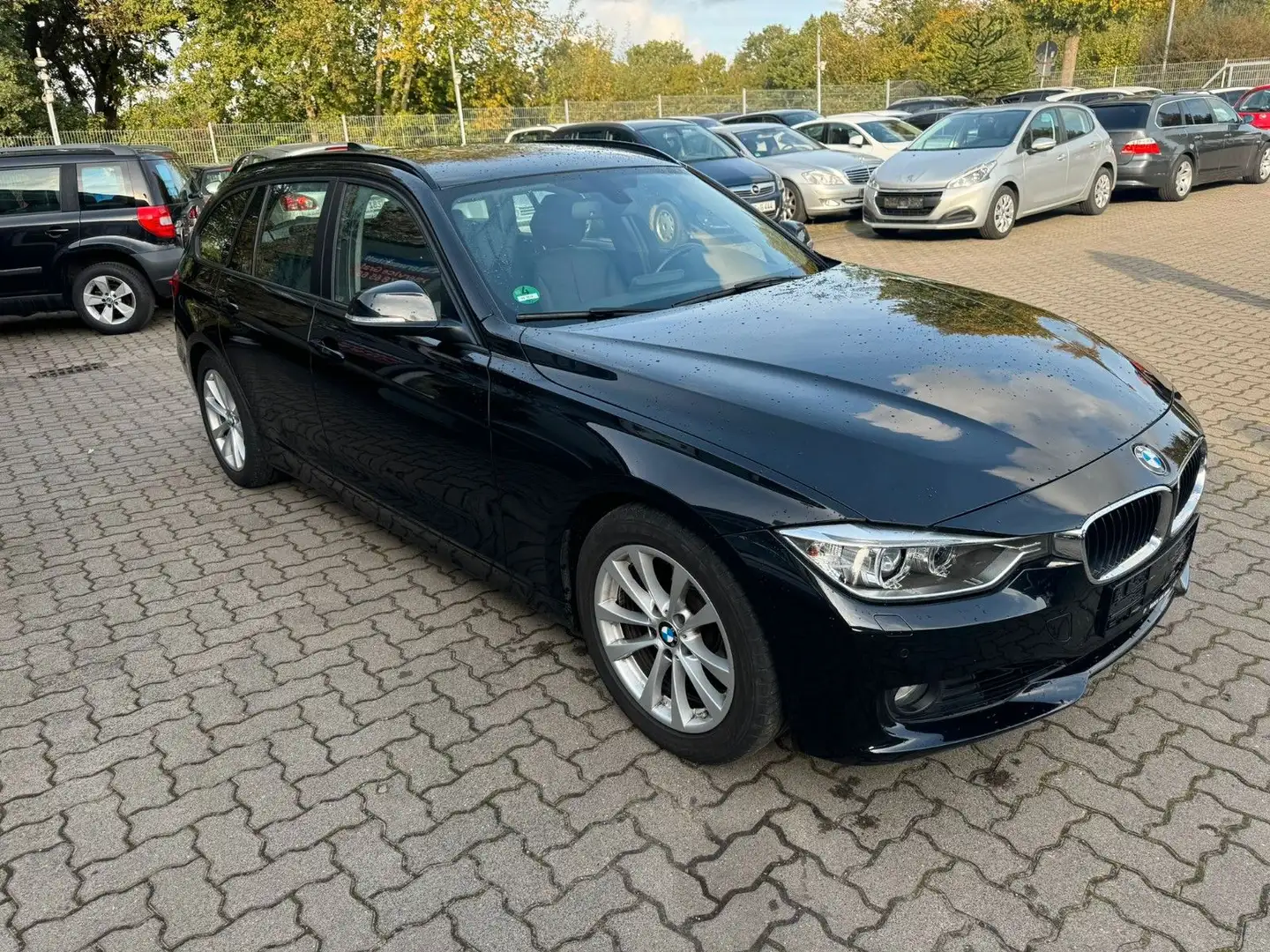 BMW 320 i T AHK°AUTOM°XENON°SITZH°NAVI°TEMPOM°LEDER! Schwarz - 2