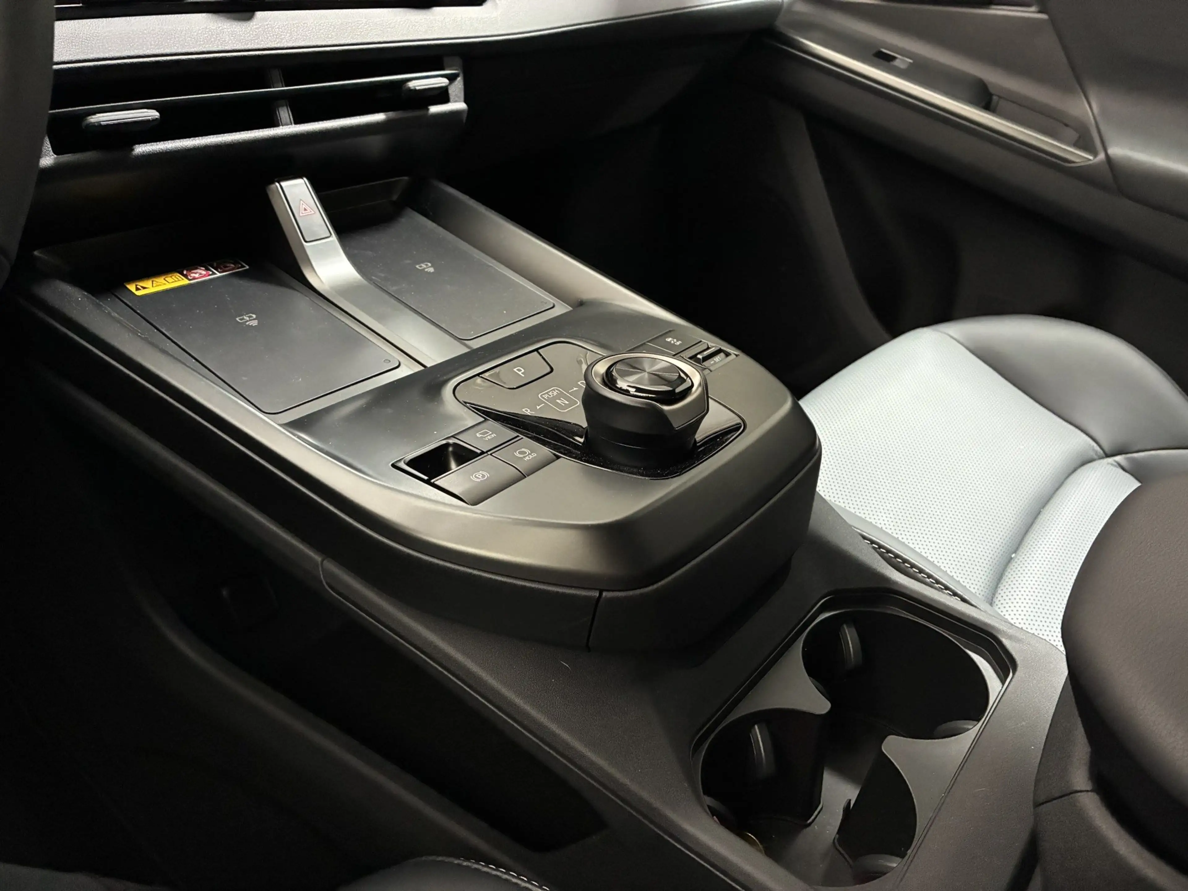 Toyota bZ4X BEV Touring 4x4 Lounge — photo 11