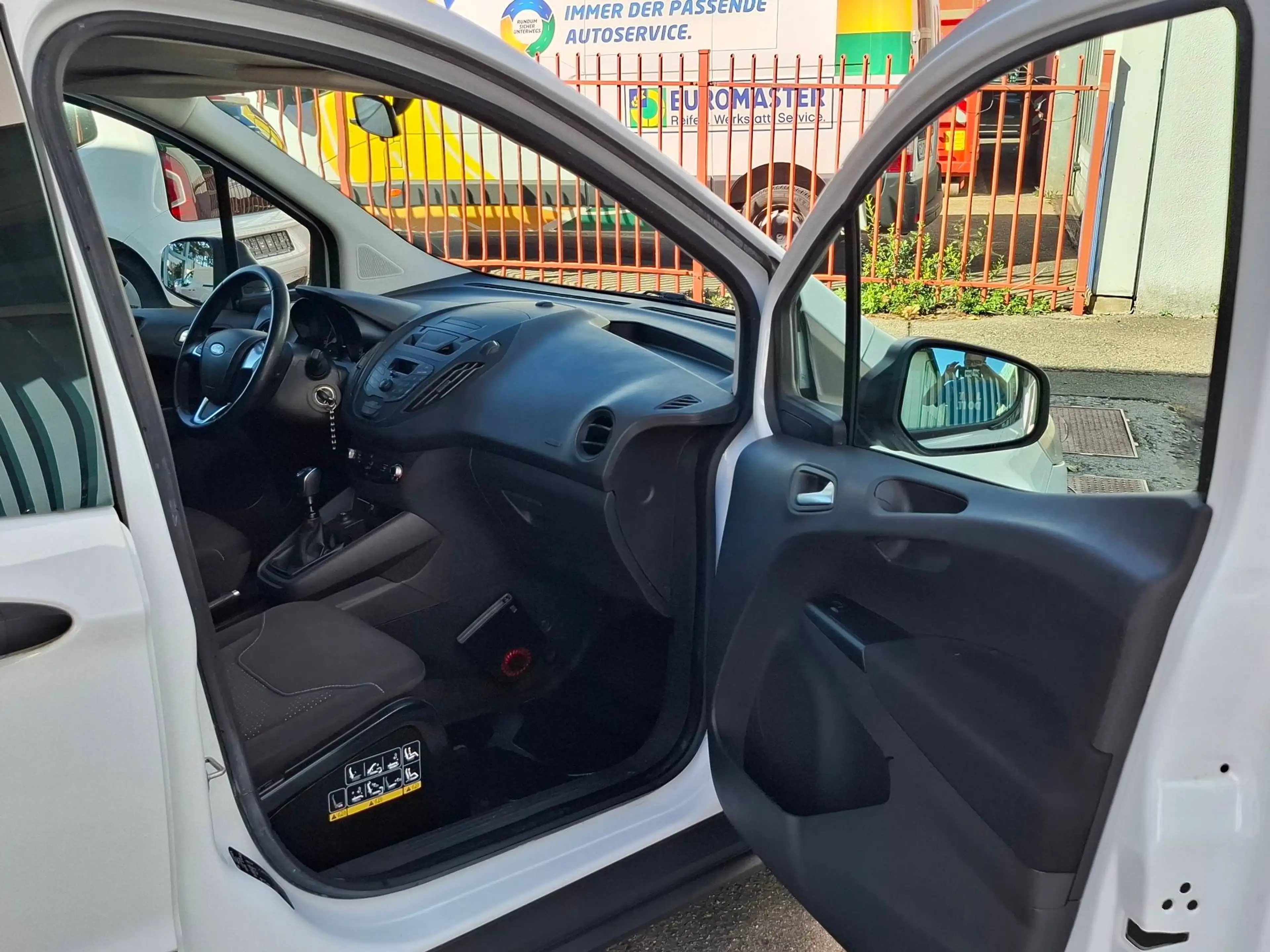 Ford Transit Courier Trend — photo 14