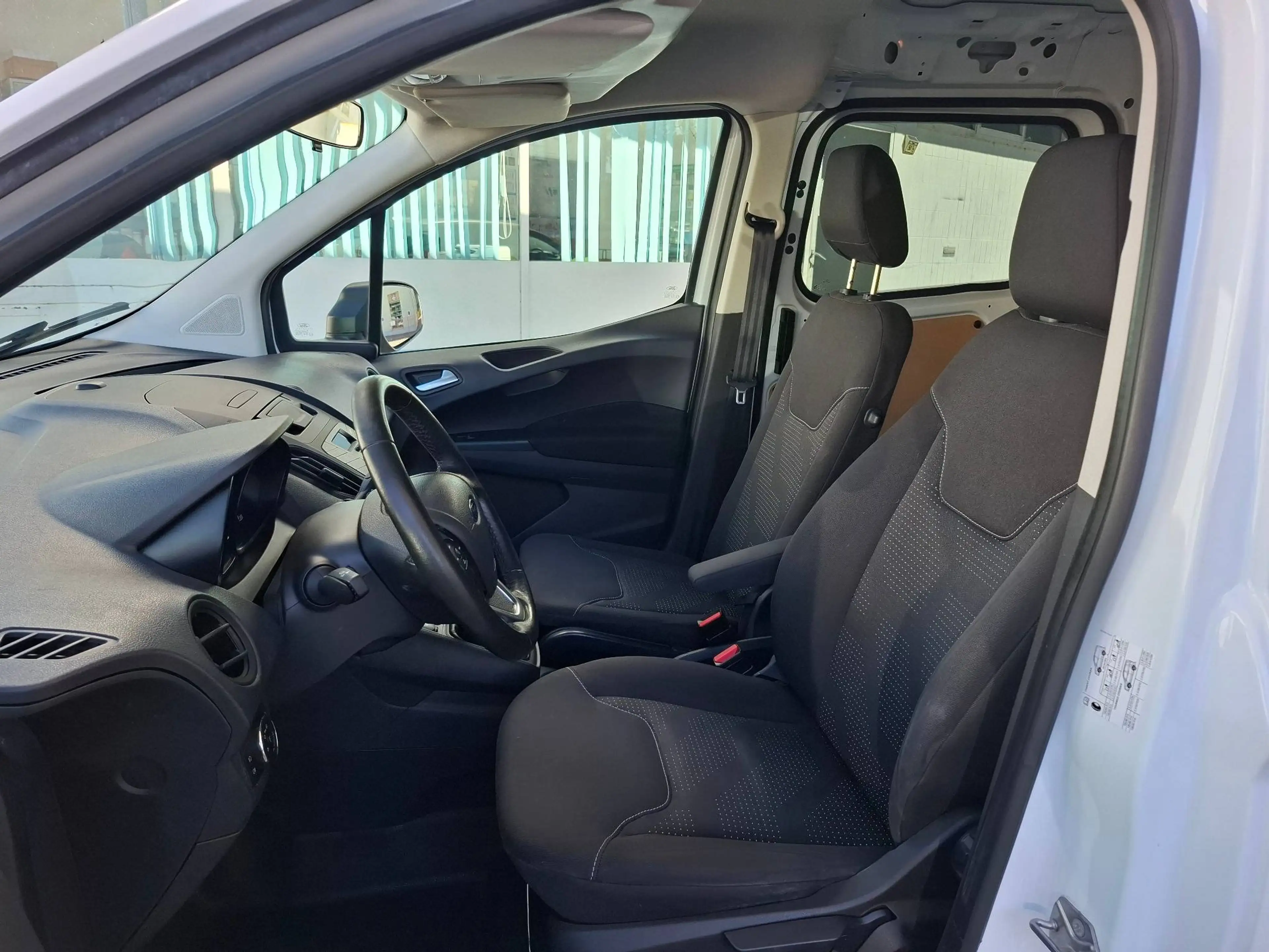 Ford Transit Courier Trend — photo 8