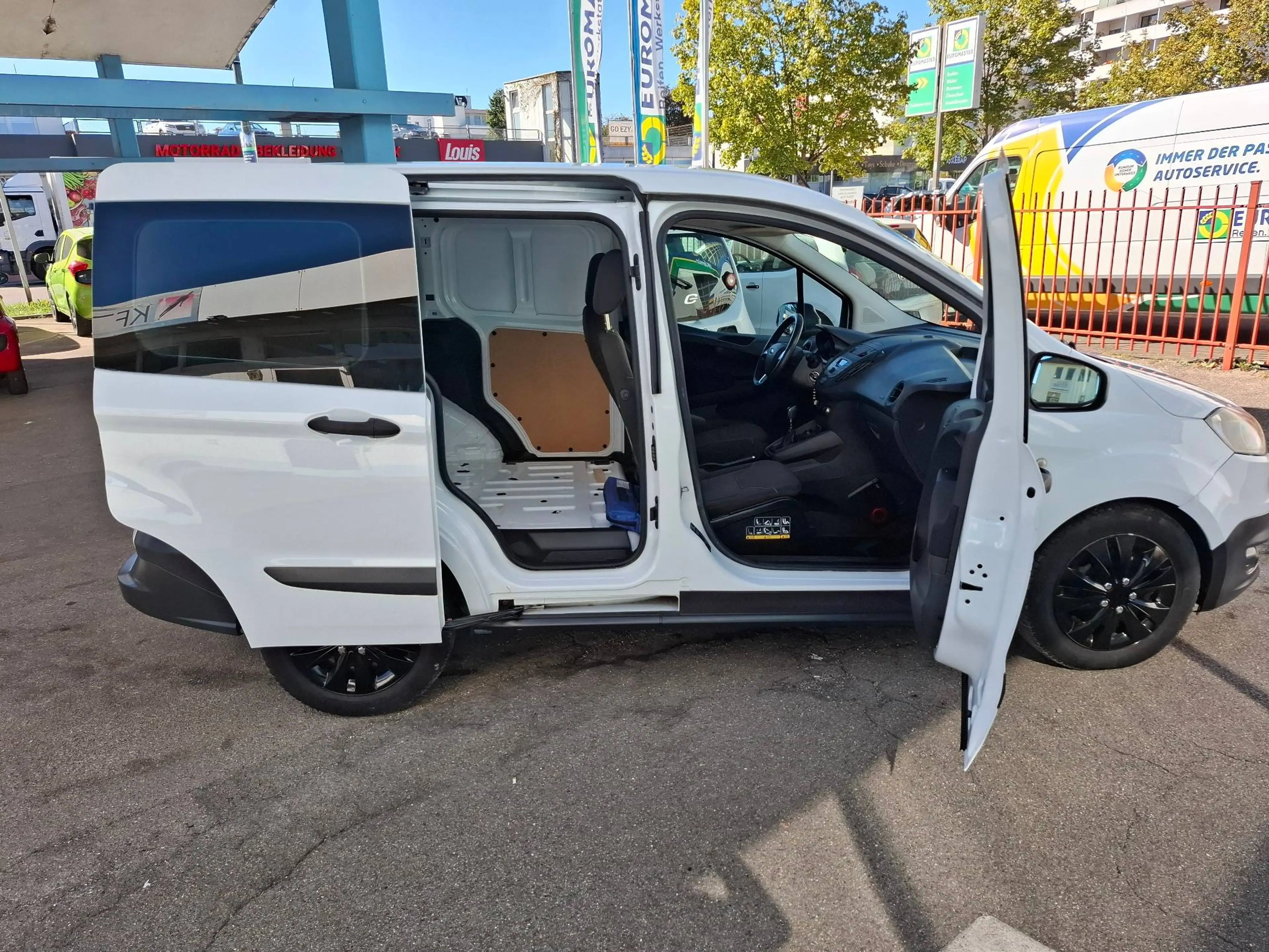 Ford Transit Courier Trend — photo 9