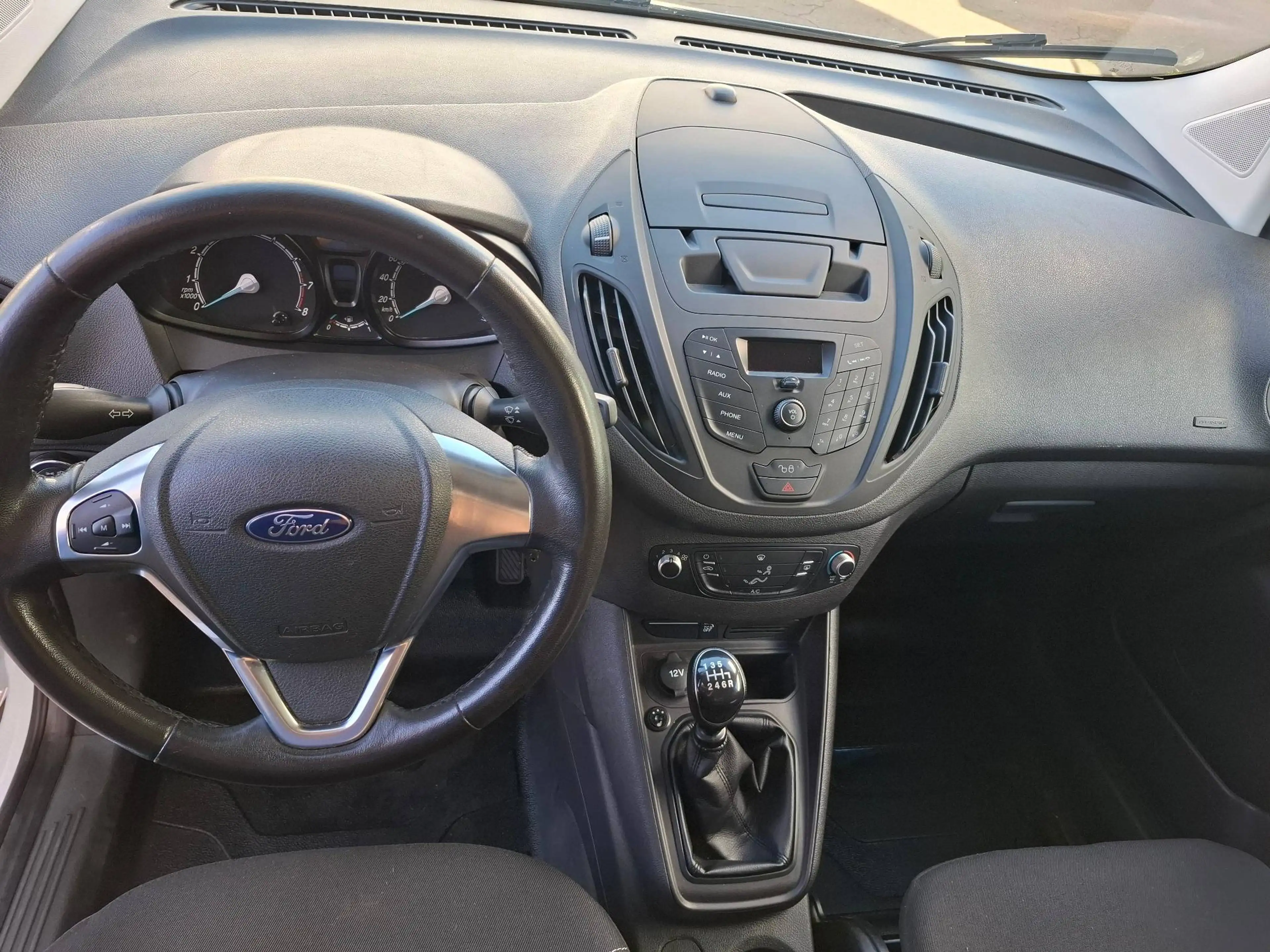 Ford Transit Courier Trend — photo 12
