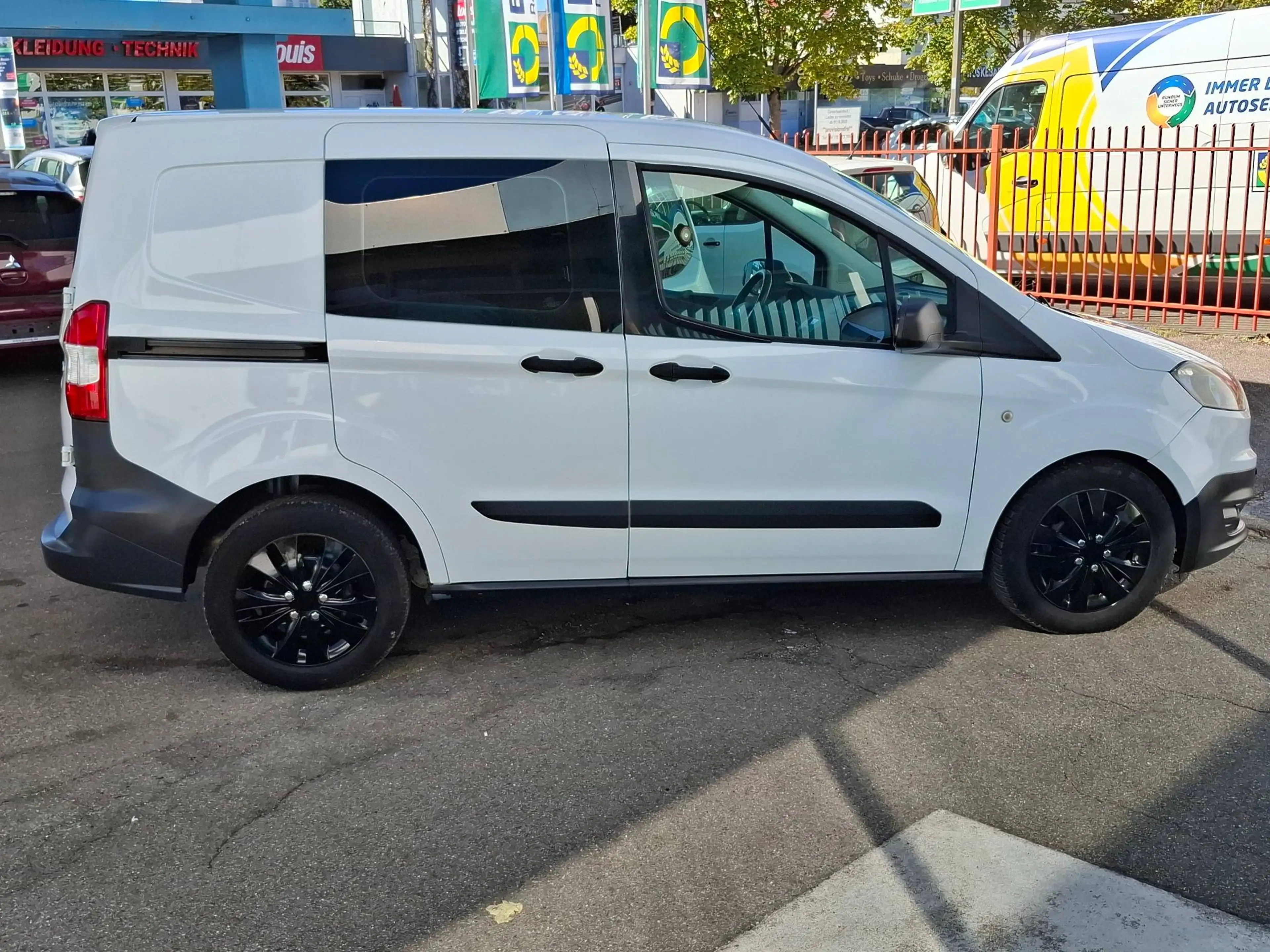 Ford Transit Courier Trend — photo 17