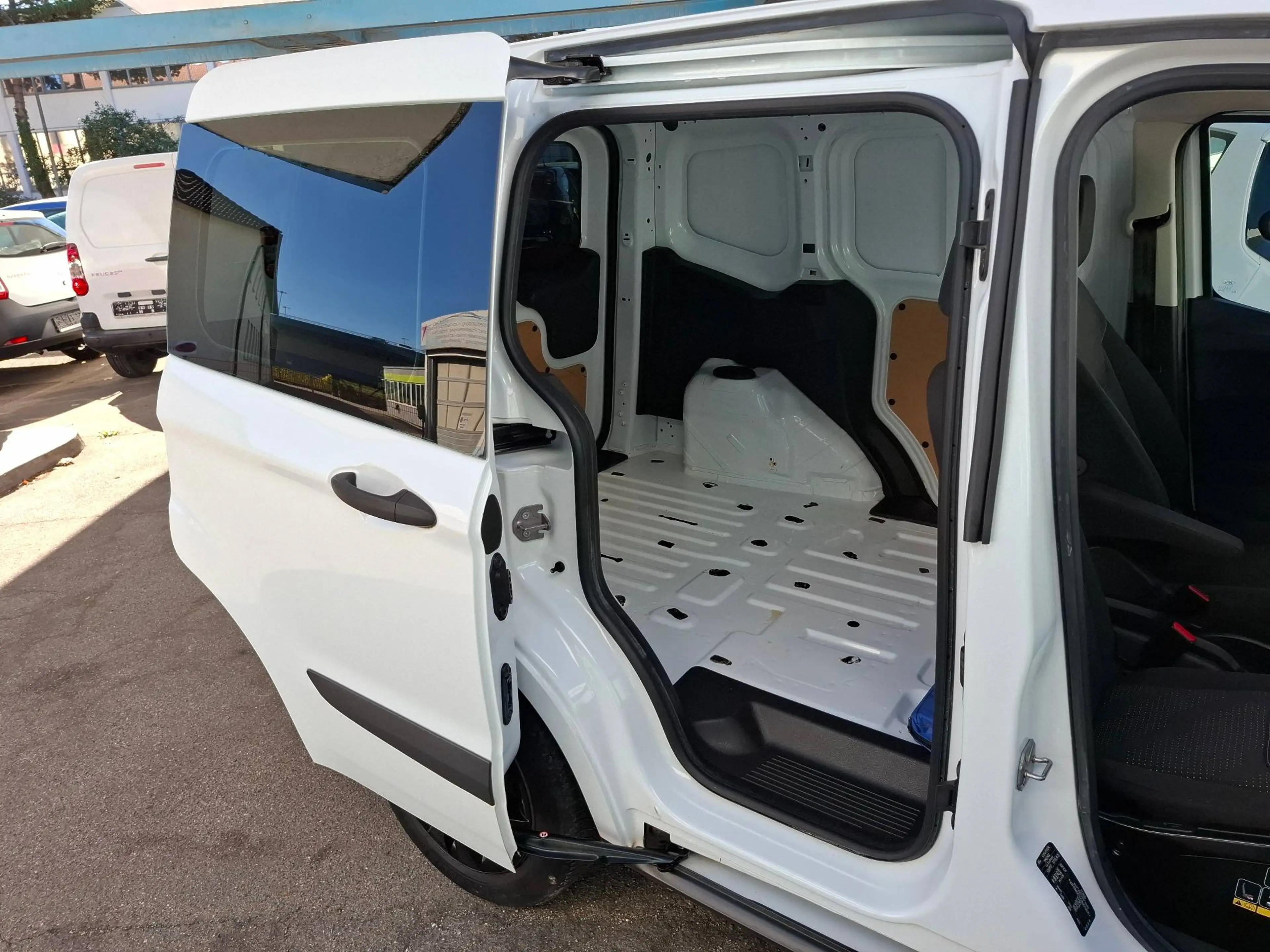 Ford Transit Courier Trend — photo 11
