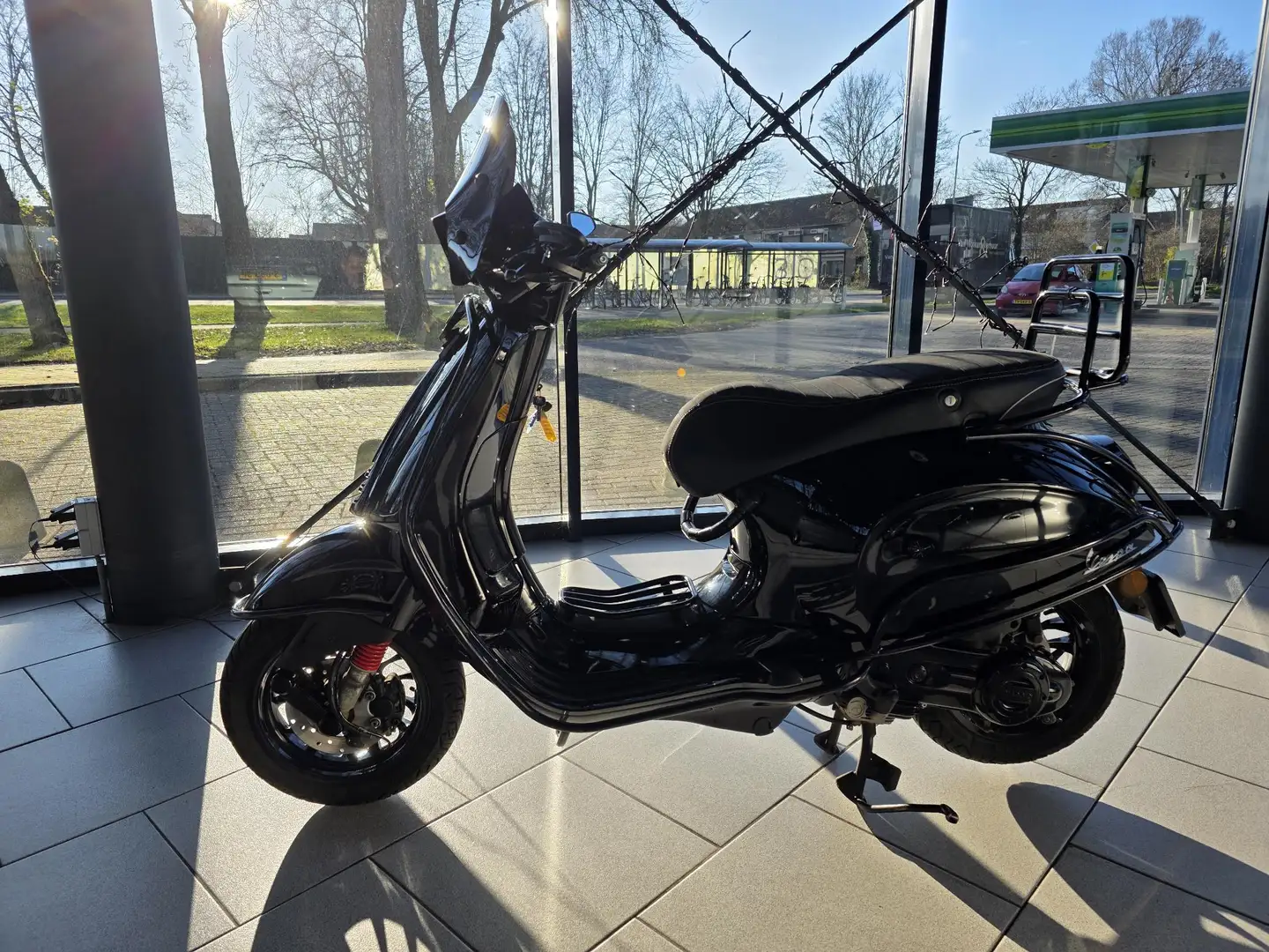 Vespa Sprint 50 | Laag windscherm | Achterdrager | Sierbeugelset | Negro - 2