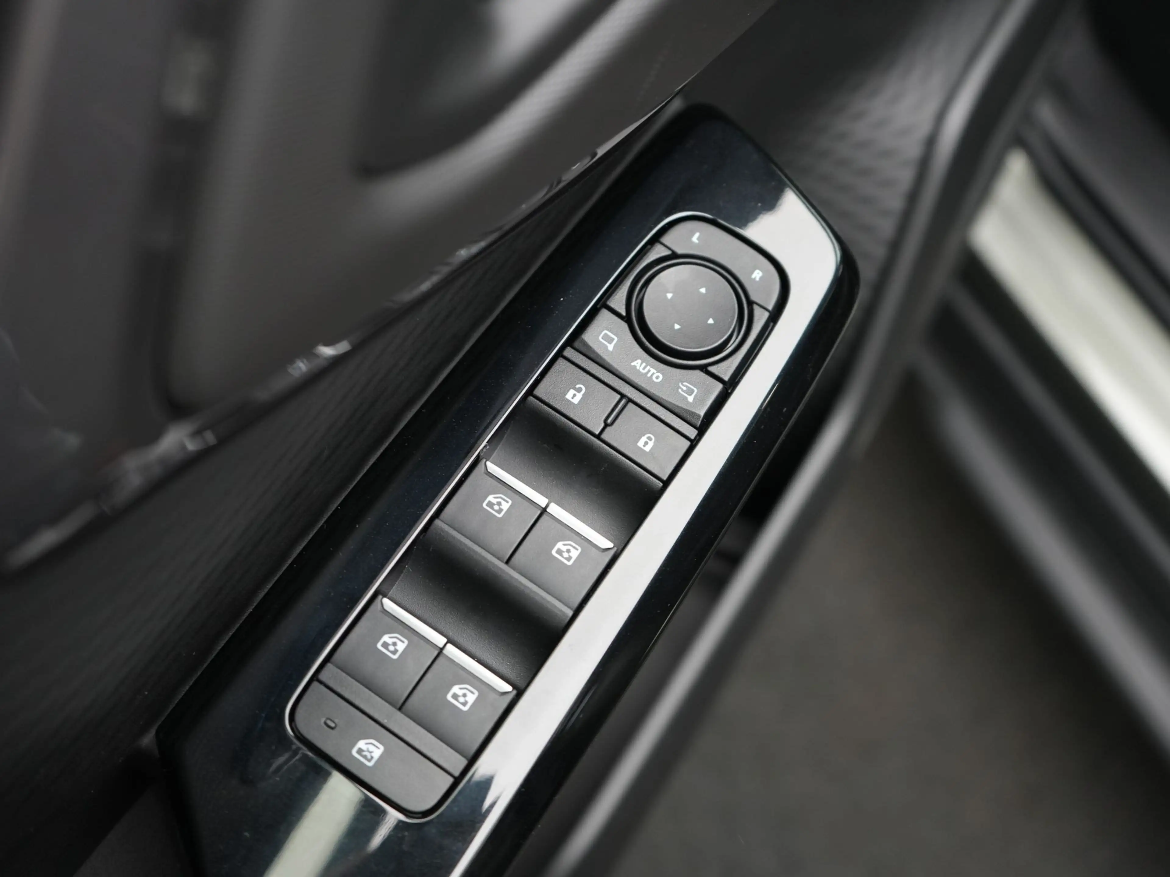 Toyota Urban Cruiser Dynamic 61 kWh — photo 7