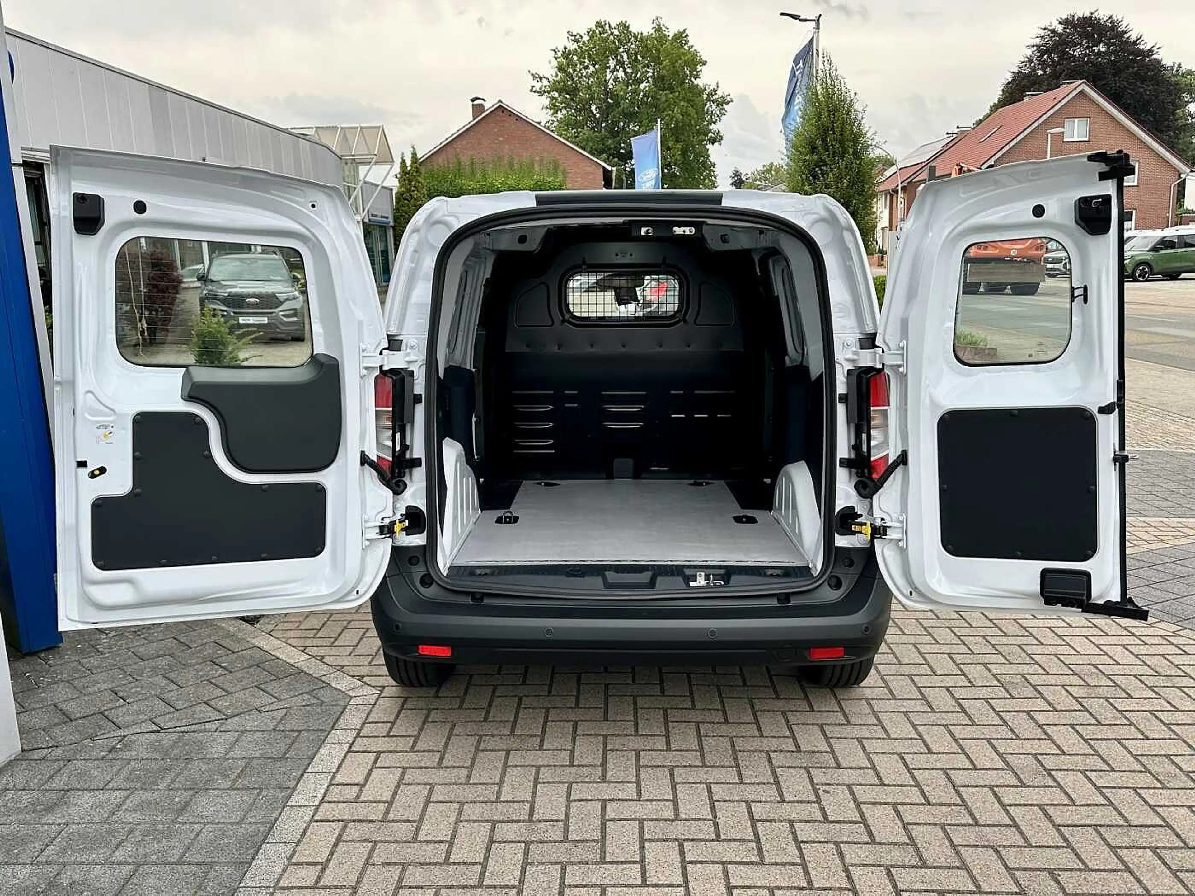 Ford E-Transit Courier Trend 54kWh 290KM — photo 4