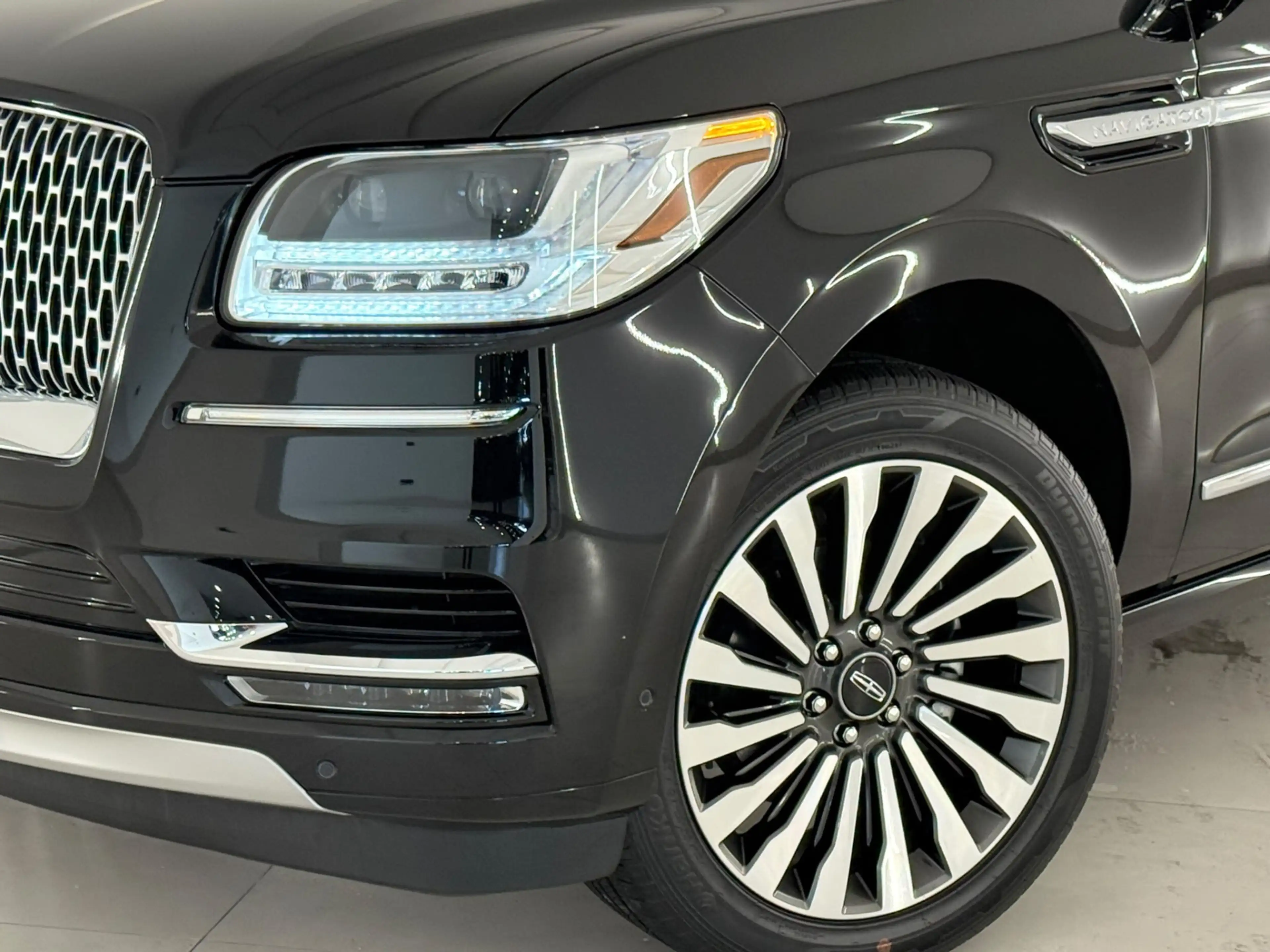 Lincoln Navigator 3.5L V6 Lang Preferred Grijs kenteken — photo 3