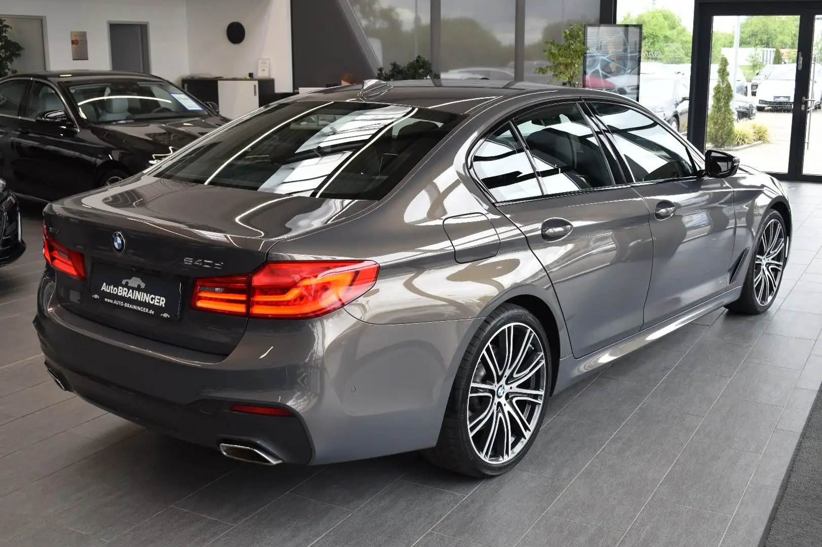BMW 540 d xDrive Aut. M Sport LED~LiveCockpit~HeadUp Grau - 2