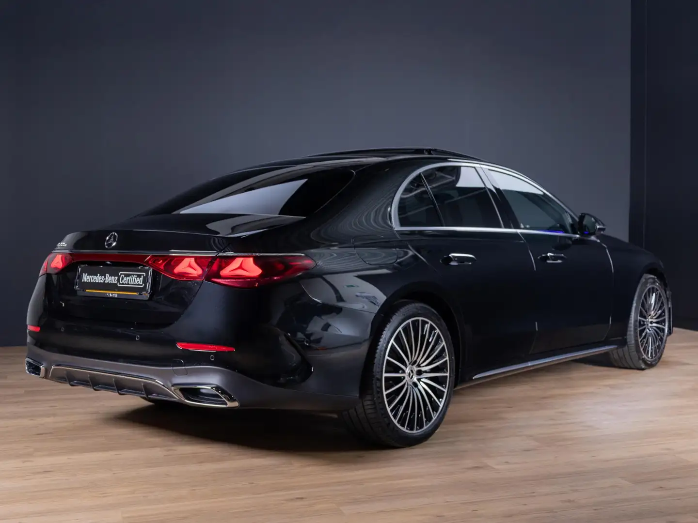 Mercedes-Benz E 300 Limousine e Sport Edition Premium | Panorama dak Zwart - 2