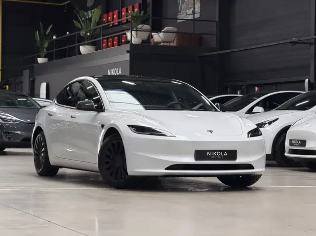 Tesla Model 3 HIGHLAND PREMIUM - RWD - HIGHWAY AUTOPILOT