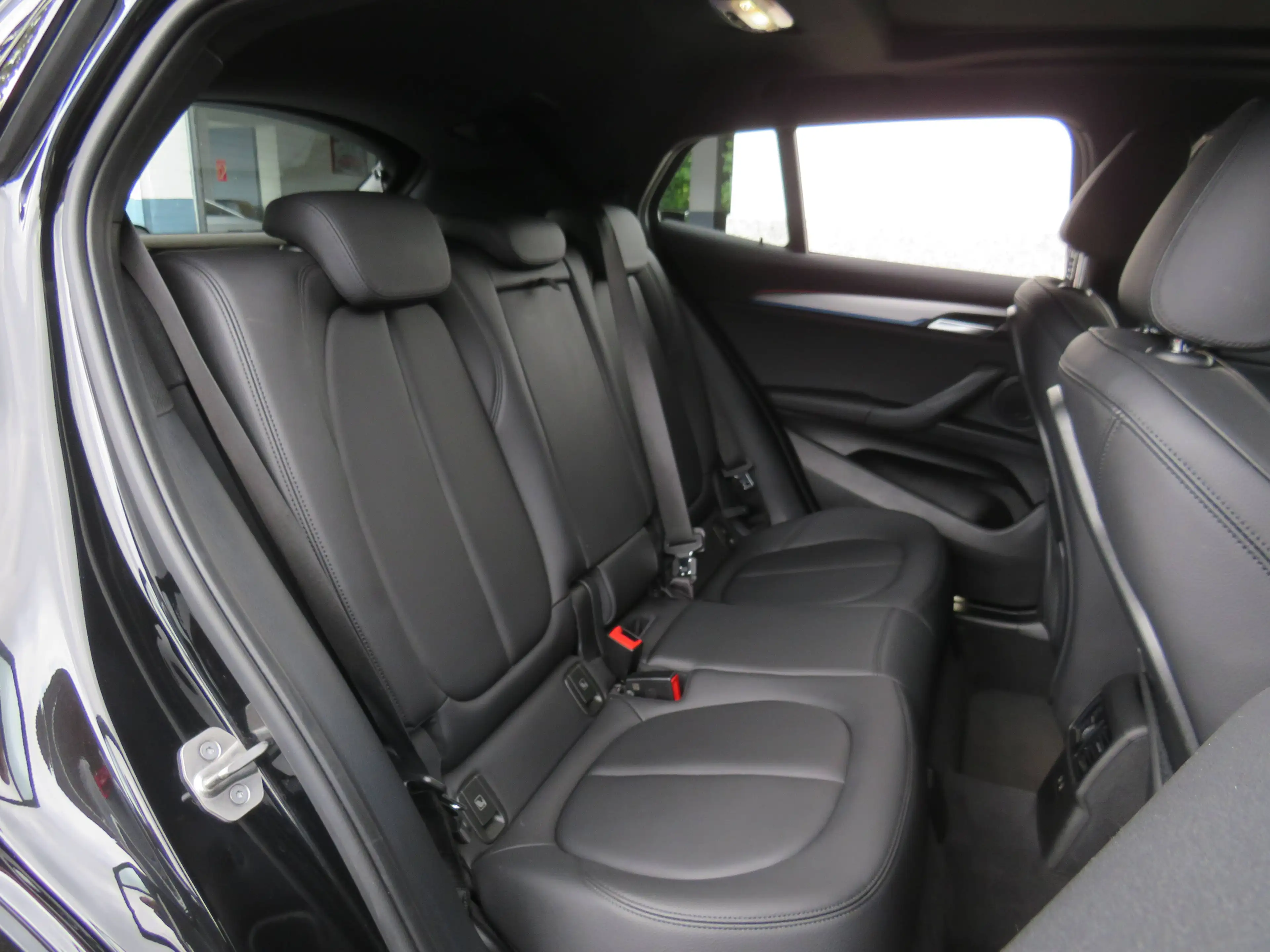 BMW X2 20 i M Sport / Pano, R-Kam, Top — photo 13