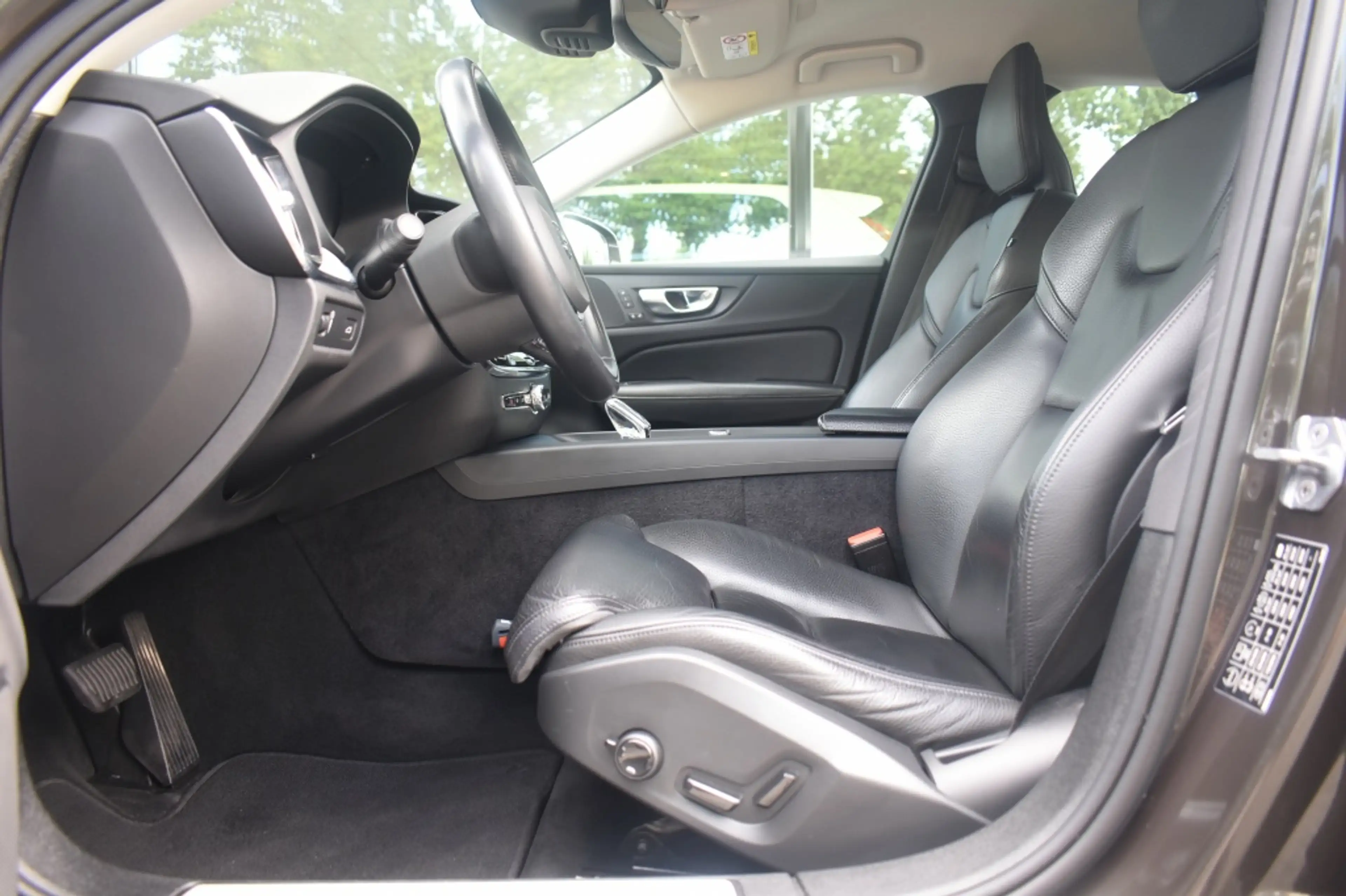 Volvo S60 B4 197pk Plus Dark | Power Seats | Leder | 19'' | — photo 17
