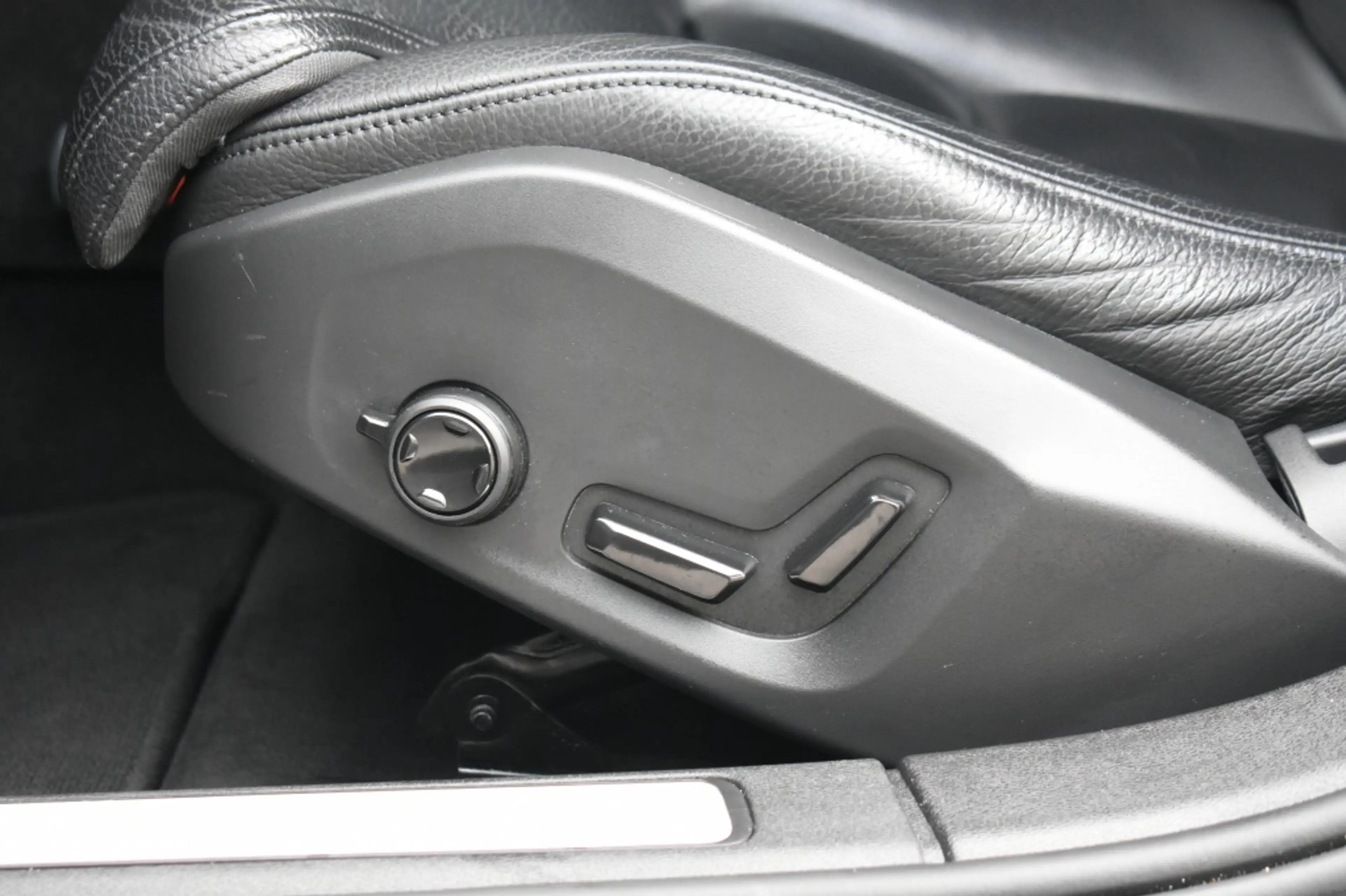 Volvo S60 B4 197pk Plus Dark | Power Seats | Leder | 19'' | — photo 18