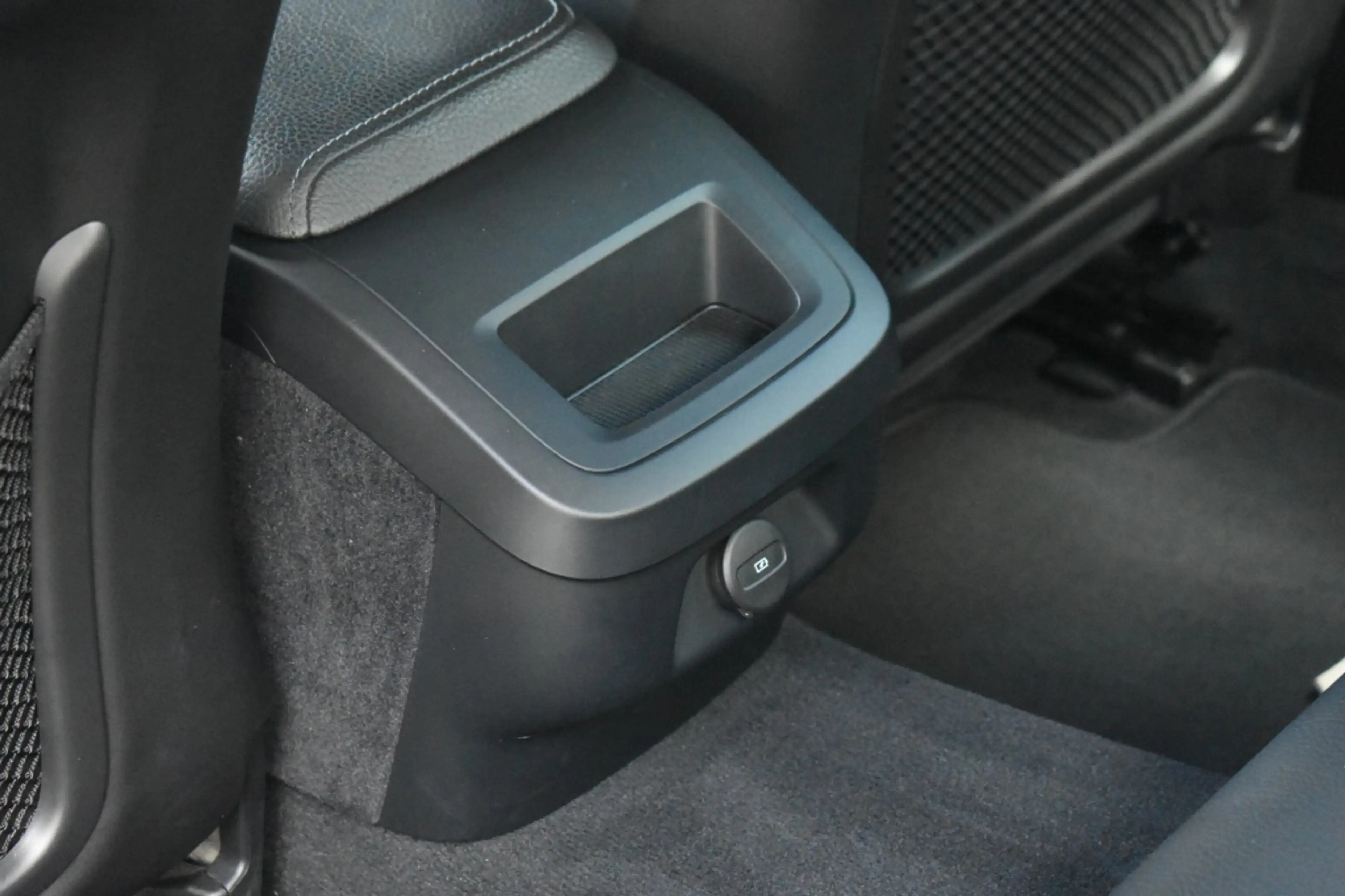 Volvo S60 B4 197pk Plus Dark | Power Seats | Leder | 19'' | — photo 22
