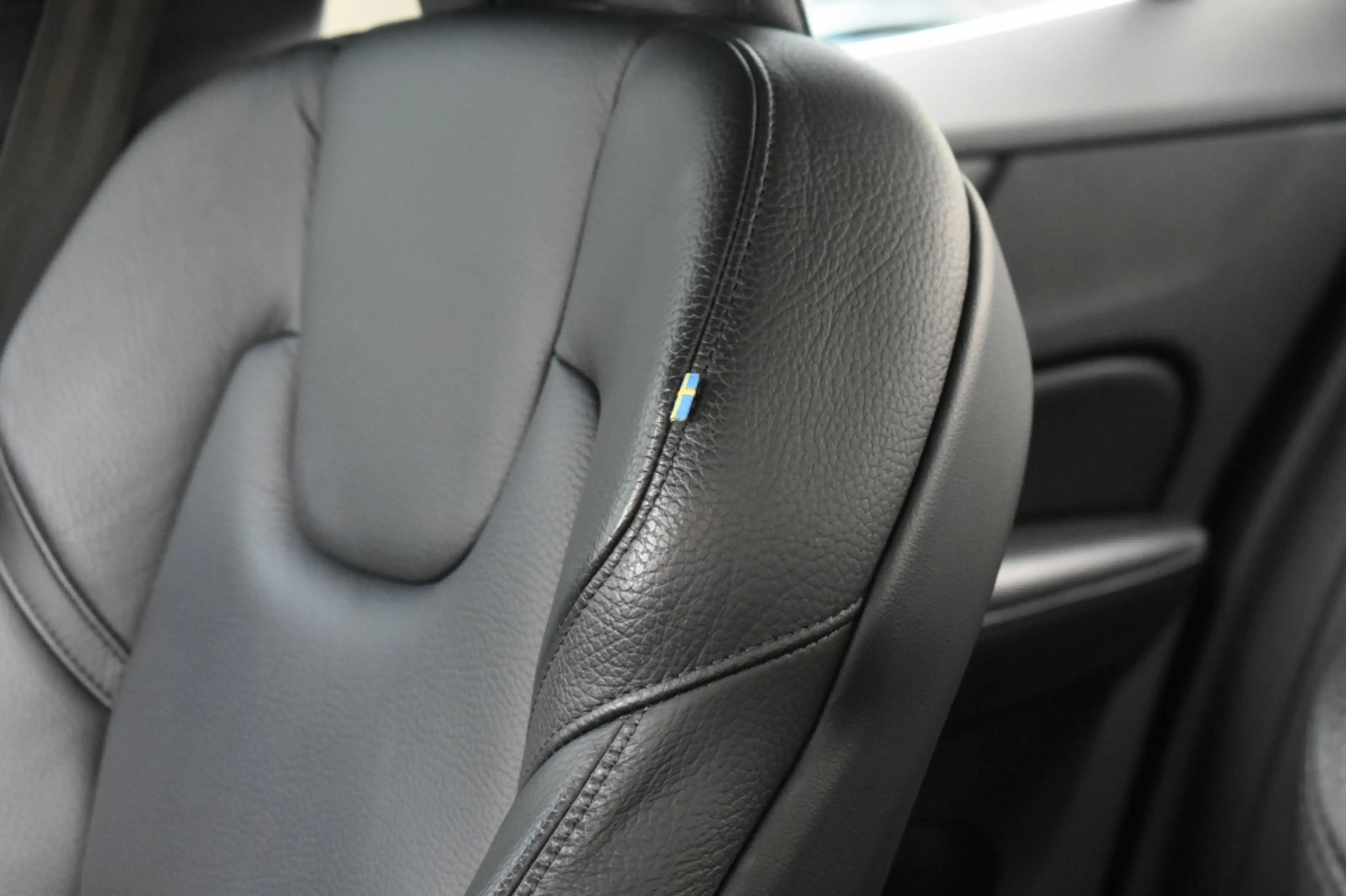 Volvo S60 B4 197pk Plus Dark | Power Seats | Leder | 19'' | — photo 16