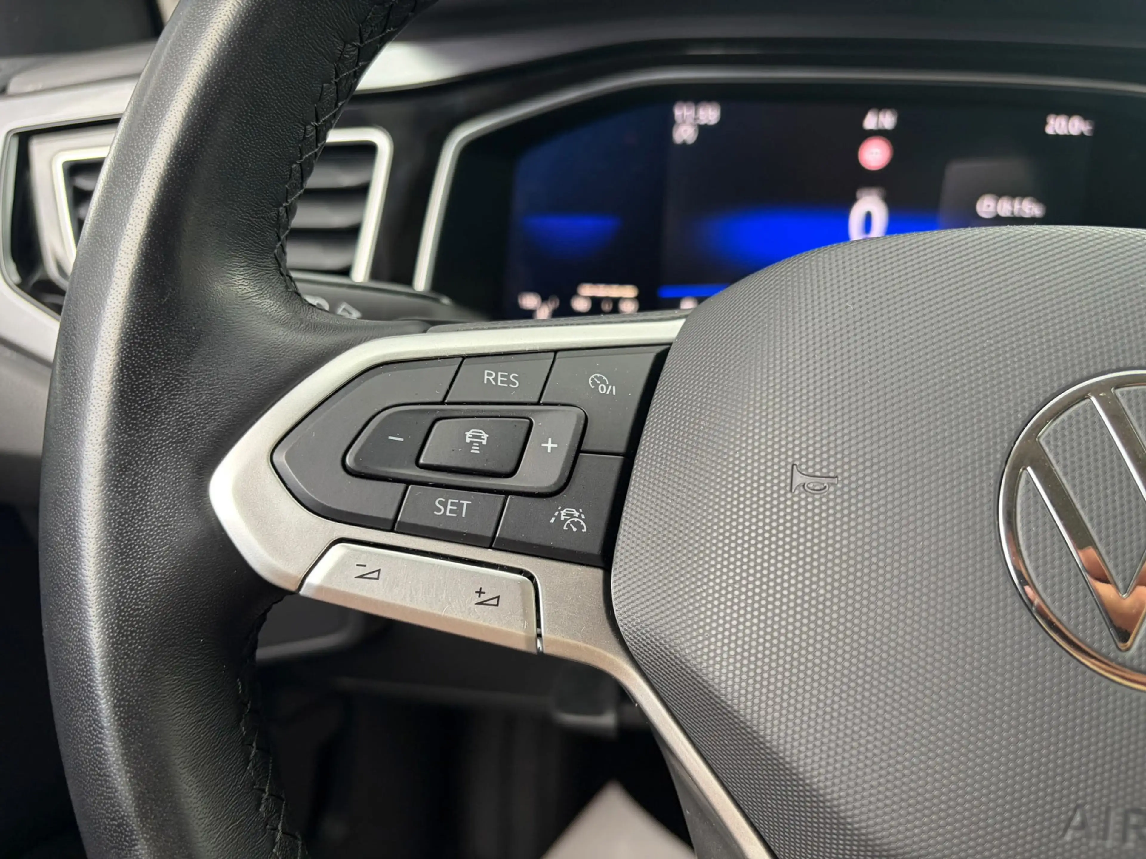 Volkswagen Polo 1.0 TSI Life ASCOT GREY / XENON LED — photo 11
