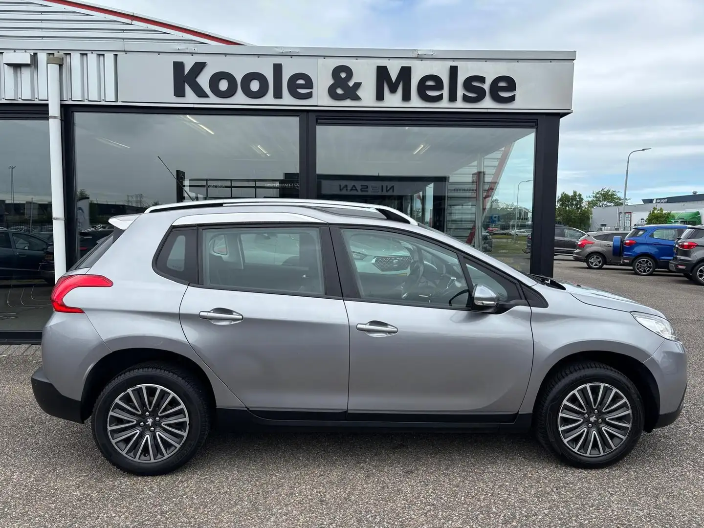 Peugeot 2008 1.2 VTi, trekhaak Grijs - 2
