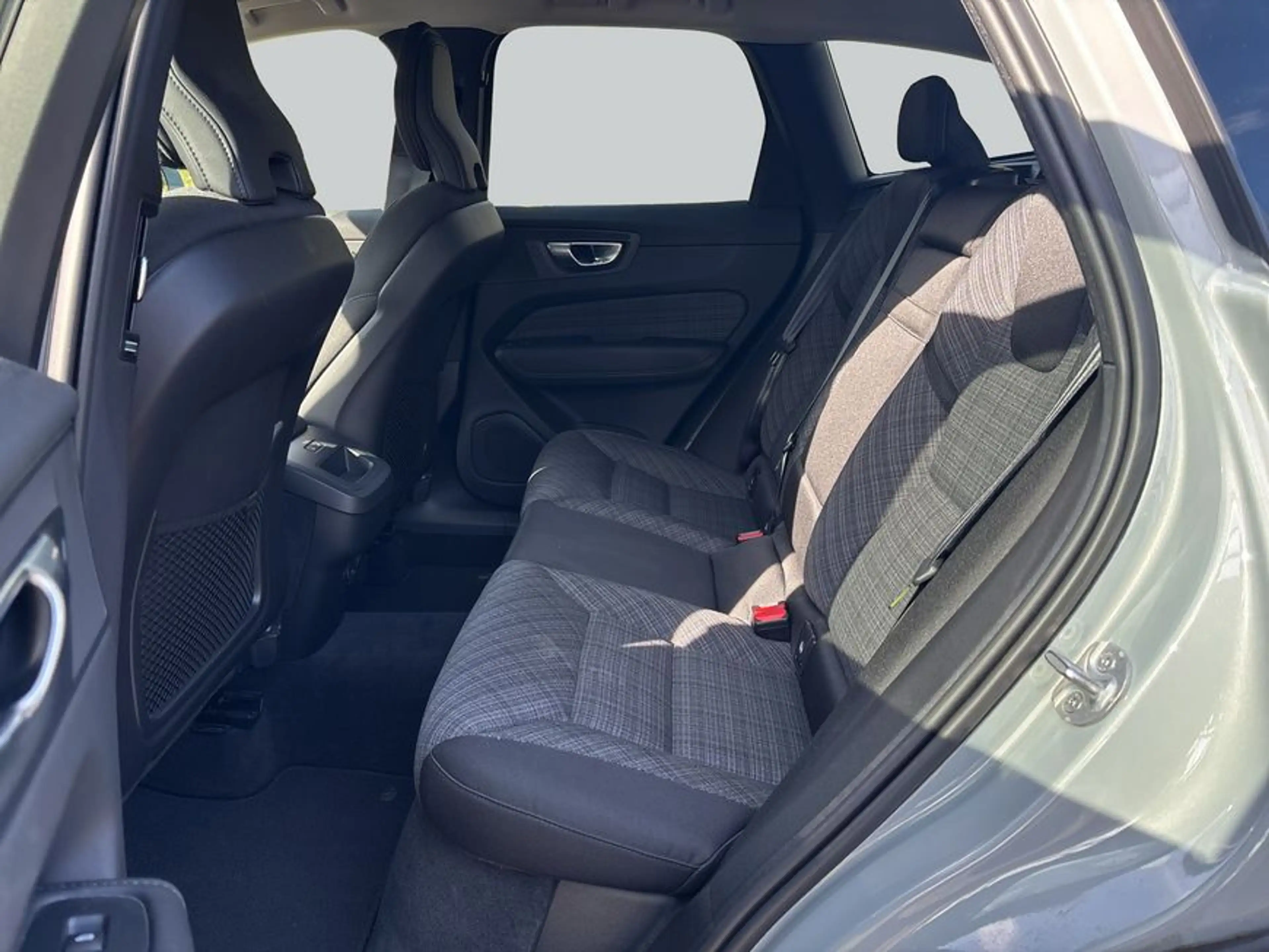 Volvo XC60 XC60 B4 D Core Sitzheiz Fahrass LM19'' Winper-P — photo 11