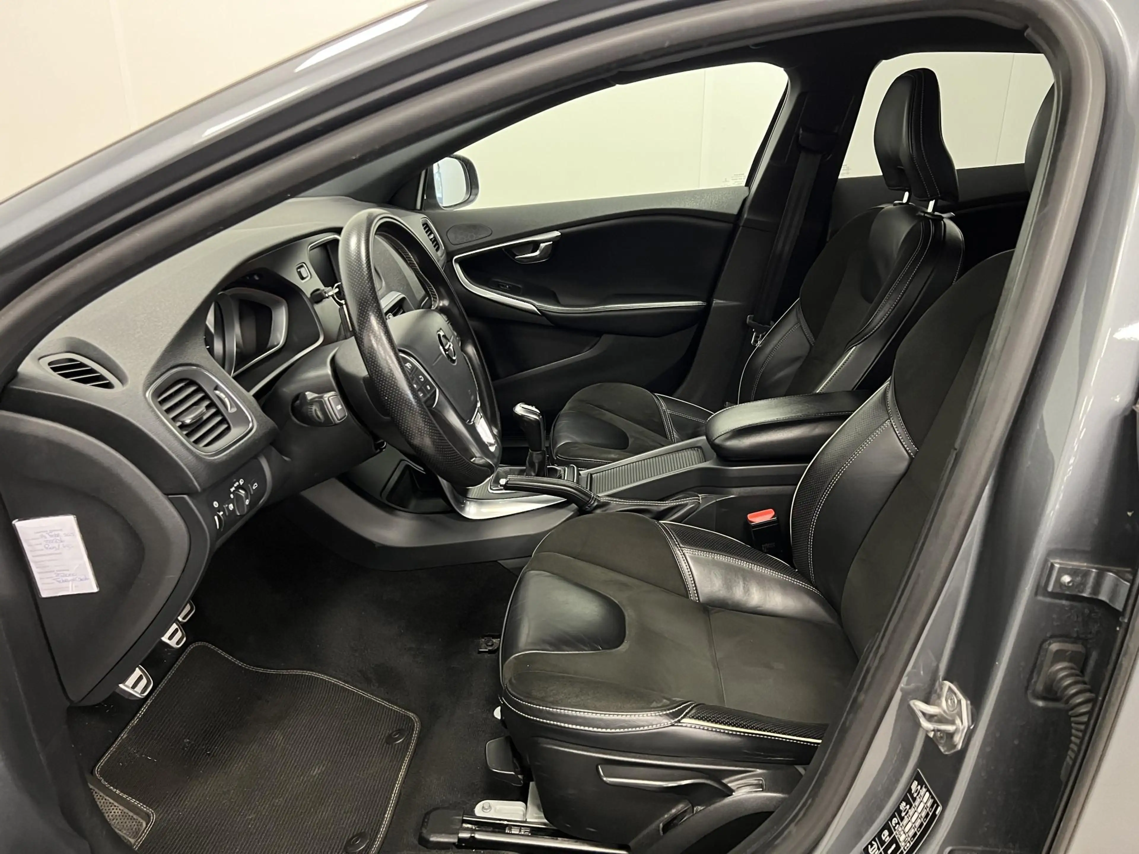 Volvo V40 2.0 T4 R-design Business Sport / Panodak / Stoelve — photo 5