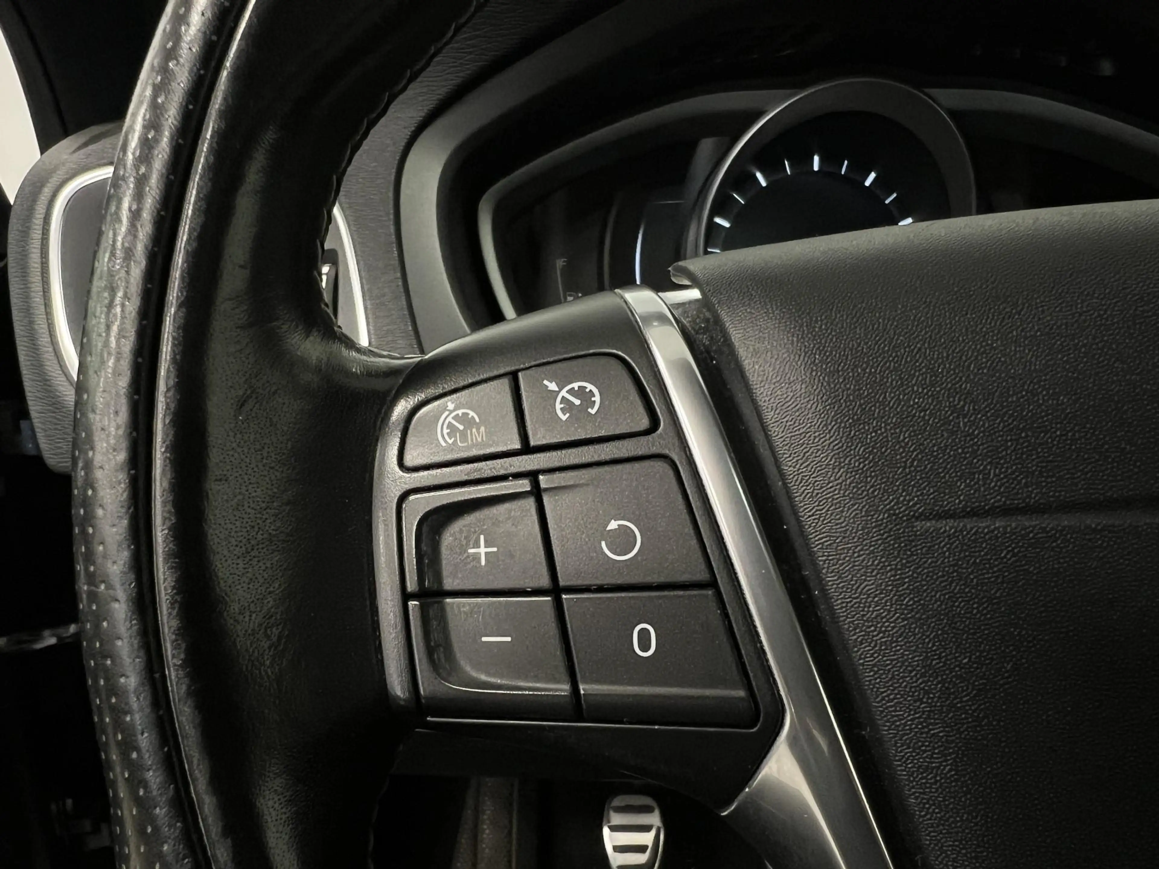 Volvo V40 2.0 T4 R-design Business Sport / Panodak / Stoelve — photo 8