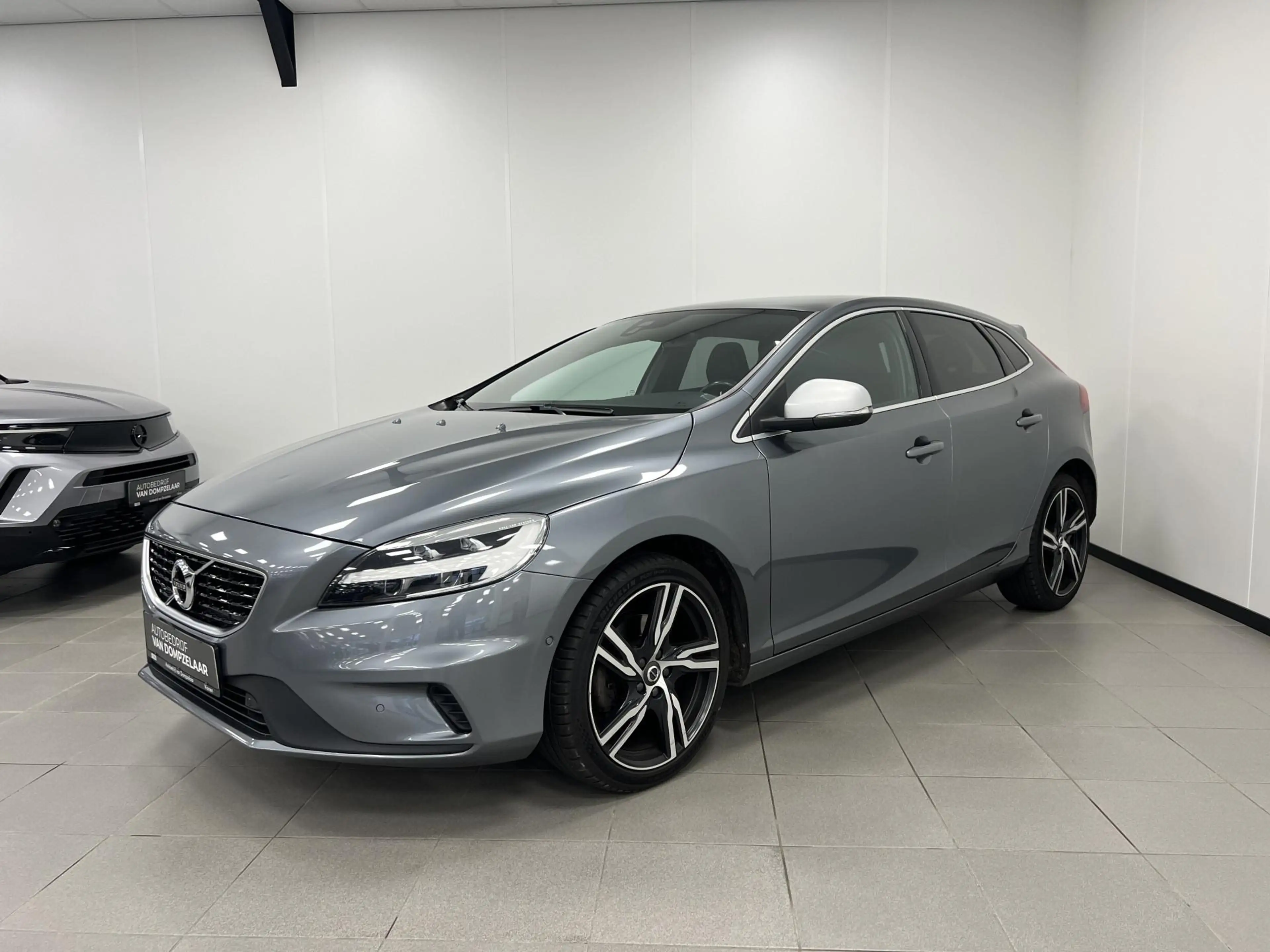Volvo V40 2.0 T4 R-design Business Sport / Panodak / Stoelve — photo 4