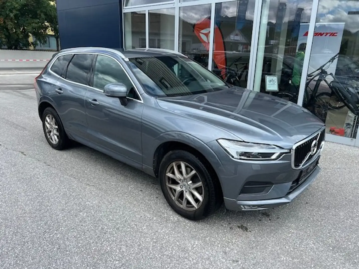 Volvo XC60 B4 Momentum Pro AWD Geartronic Diesel Allrad Grau - 1