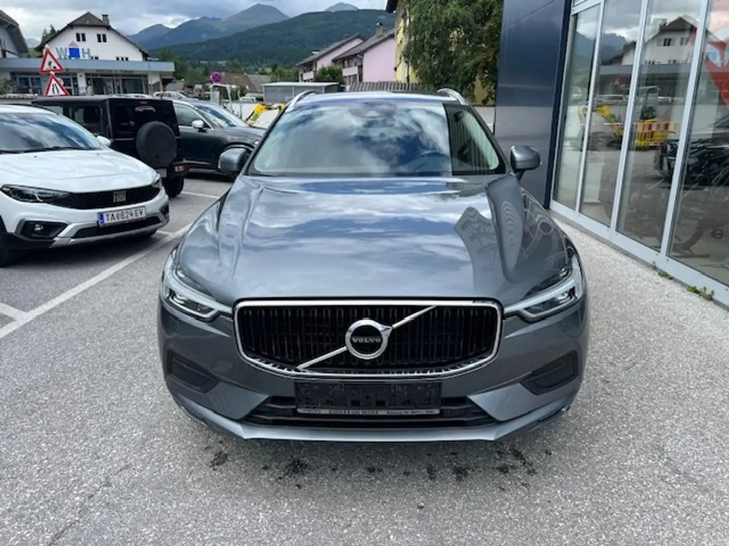 Volvo XC60 B4 Momentum Pro AWD Geartronic Diesel Allrad Grau - 2