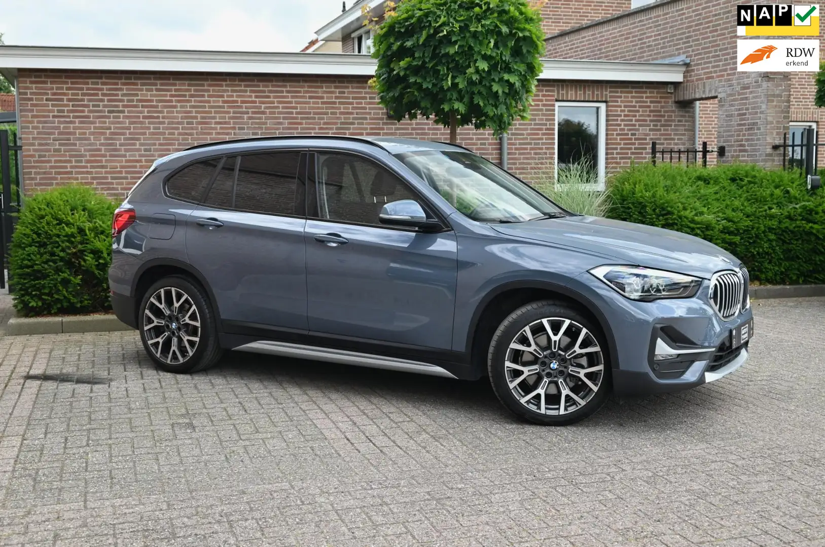 BMW X1 XDrive25e X-Line 220 PK Dealer o.h. Leder Memory H Grijs - 1