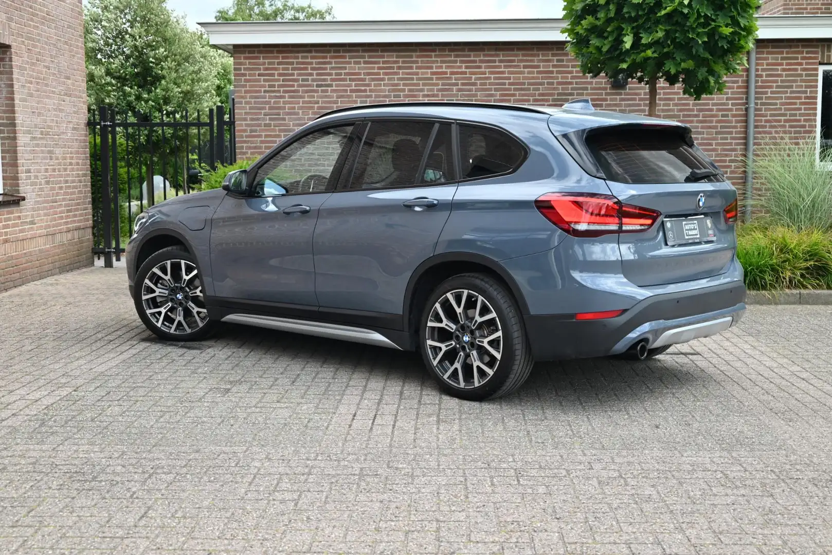BMW X1 XDrive25e X-Line 220 PK Dealer o.h. Leder Memory H Grijs - 2
