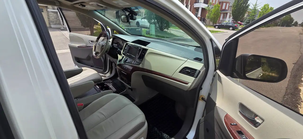 Toyota Sienna снимка Toyota Sienna