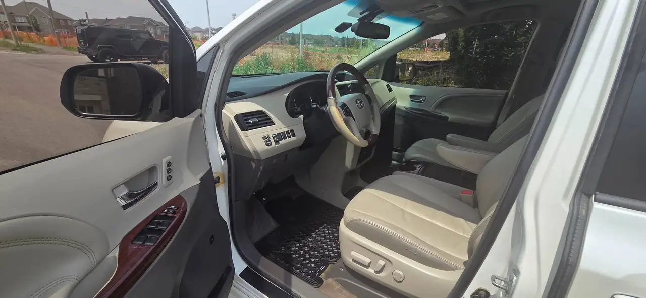 Toyota Sienna снимка Toyota Sienna