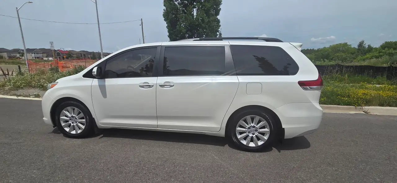 Toyota Sienna снимка Toyota Sienna