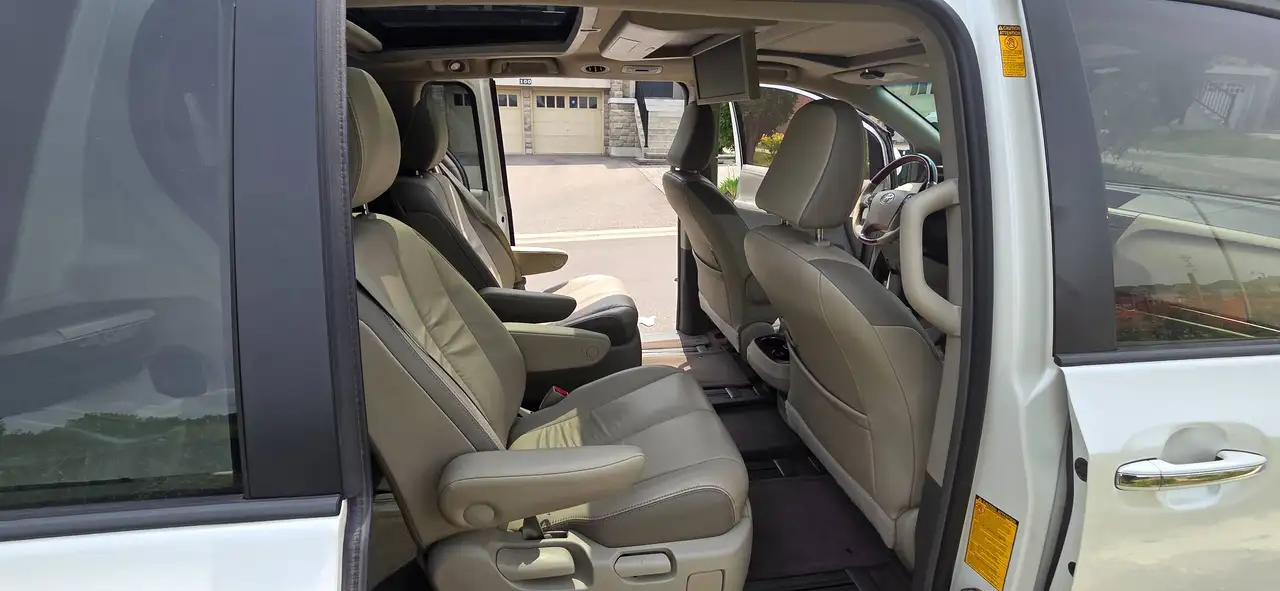 Toyota Sienna снимка Toyota Sienna