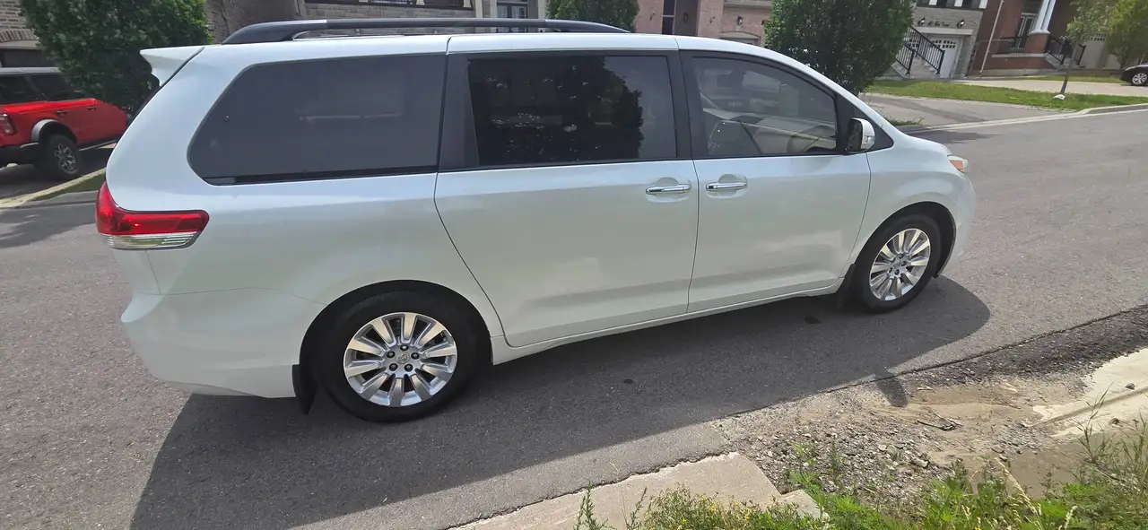 Toyota Sienna снимка Toyota Sienna