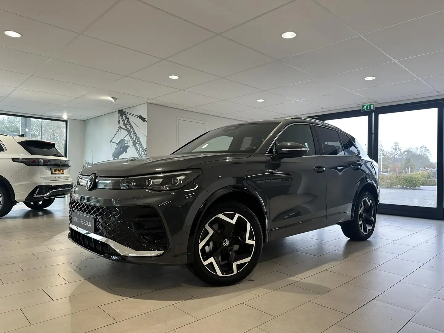 Volkswagen Tiguan 1.5 eHybrid R-Line Edition 272 PK / 3 X R LINE / T Grijs - 2