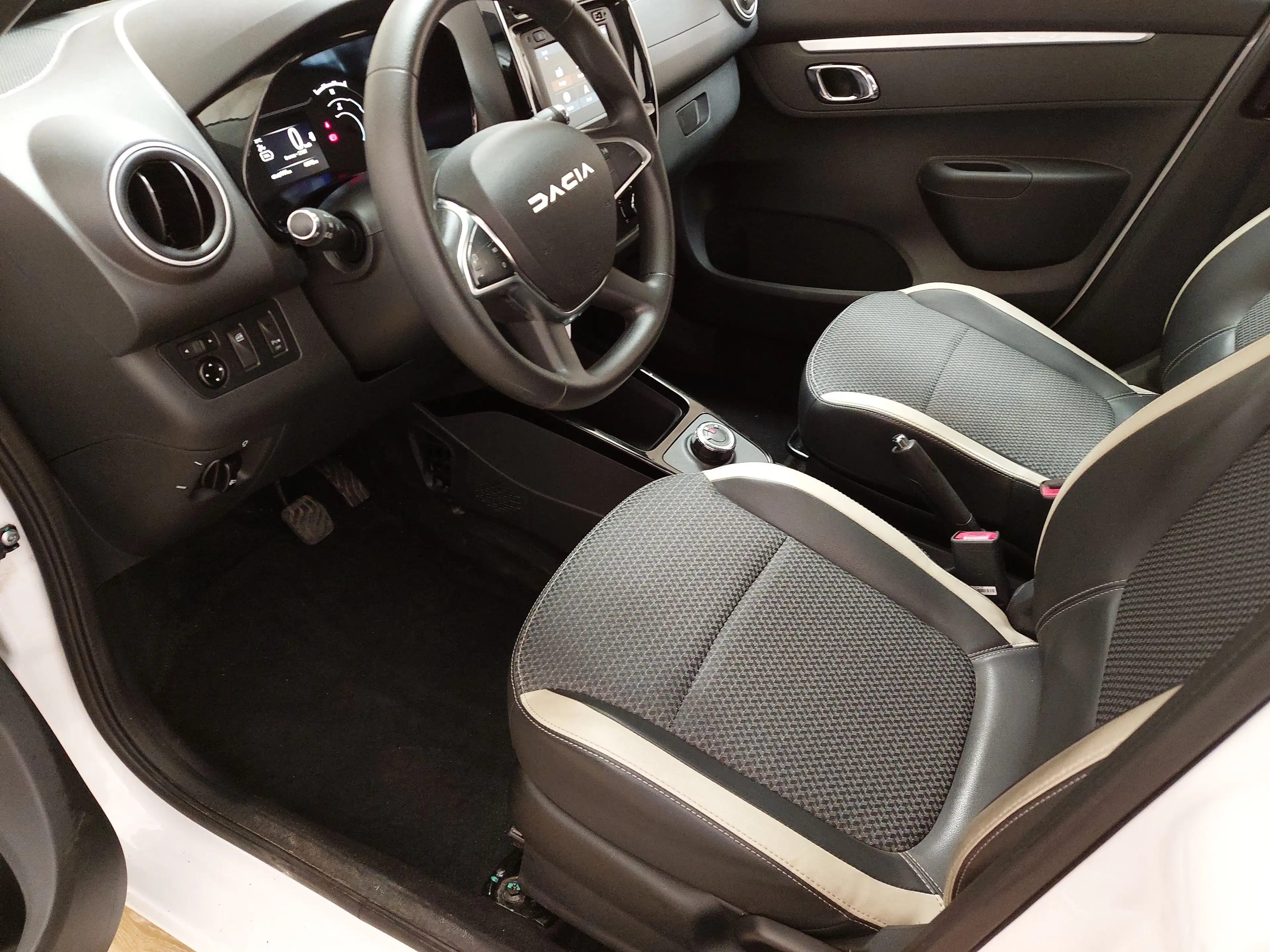 Dacia Spring Electric Essential Navi T-Leder PDC — photo 6