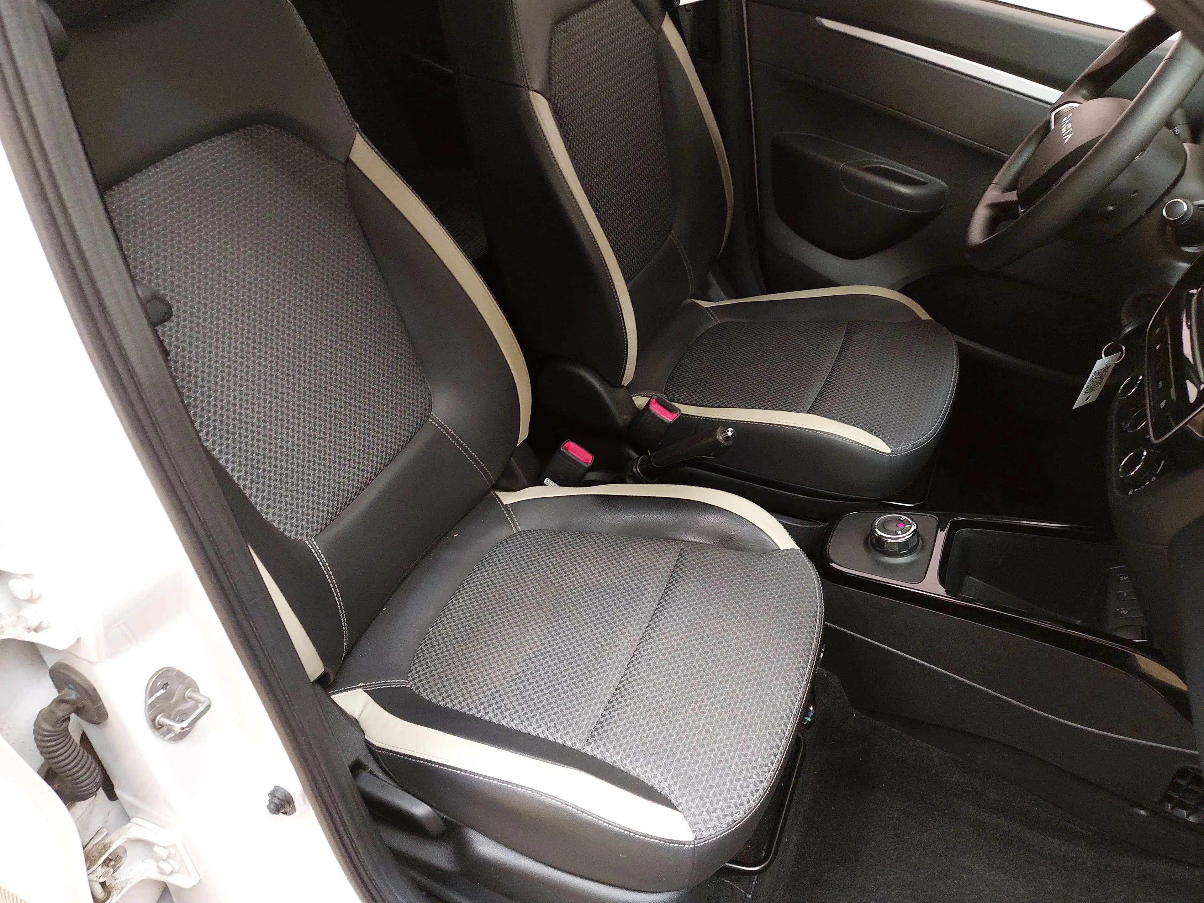 Dacia Spring Electric Essential Navi T-Leder PDC — photo 10