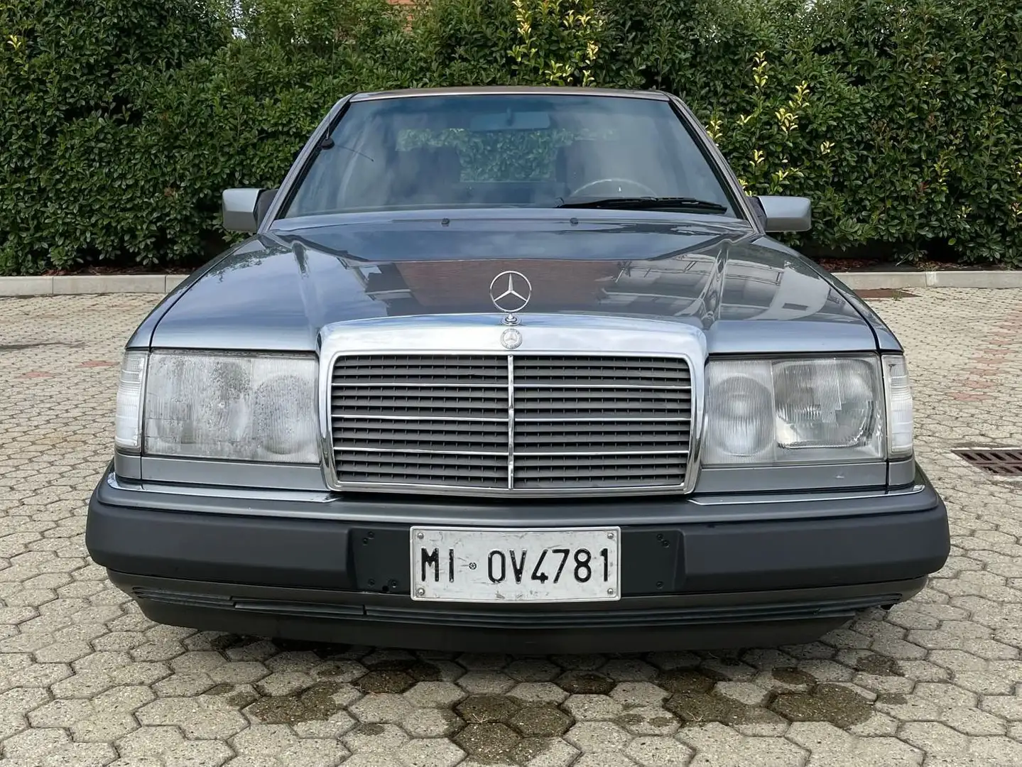 Mercedes-Benz E 200 (124) Gümüş rengi - 1
