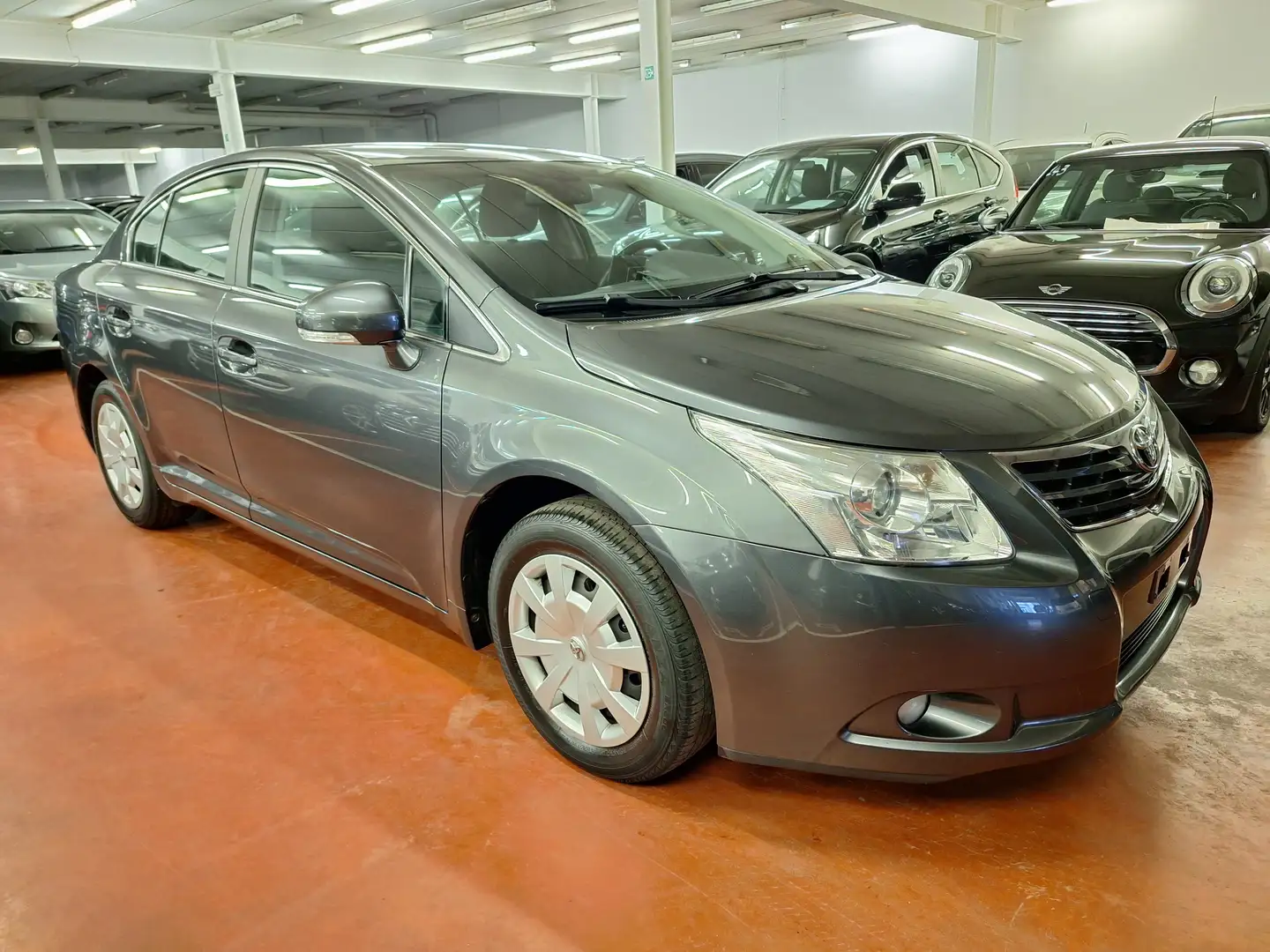 Toyota Avensis 2.0 D-4D Gris - 1