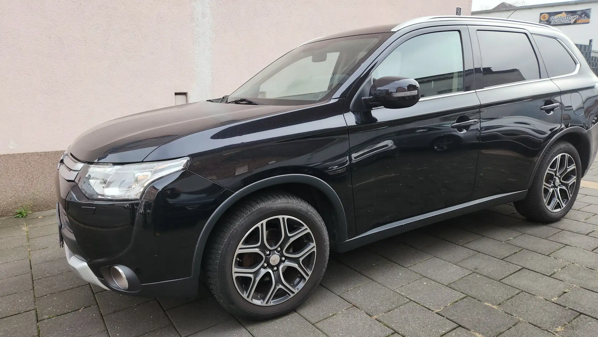 Mitsubishi Outlander ClearTec Instyle 4WD, 7 Sitzer , Automatik Schwarz - 1