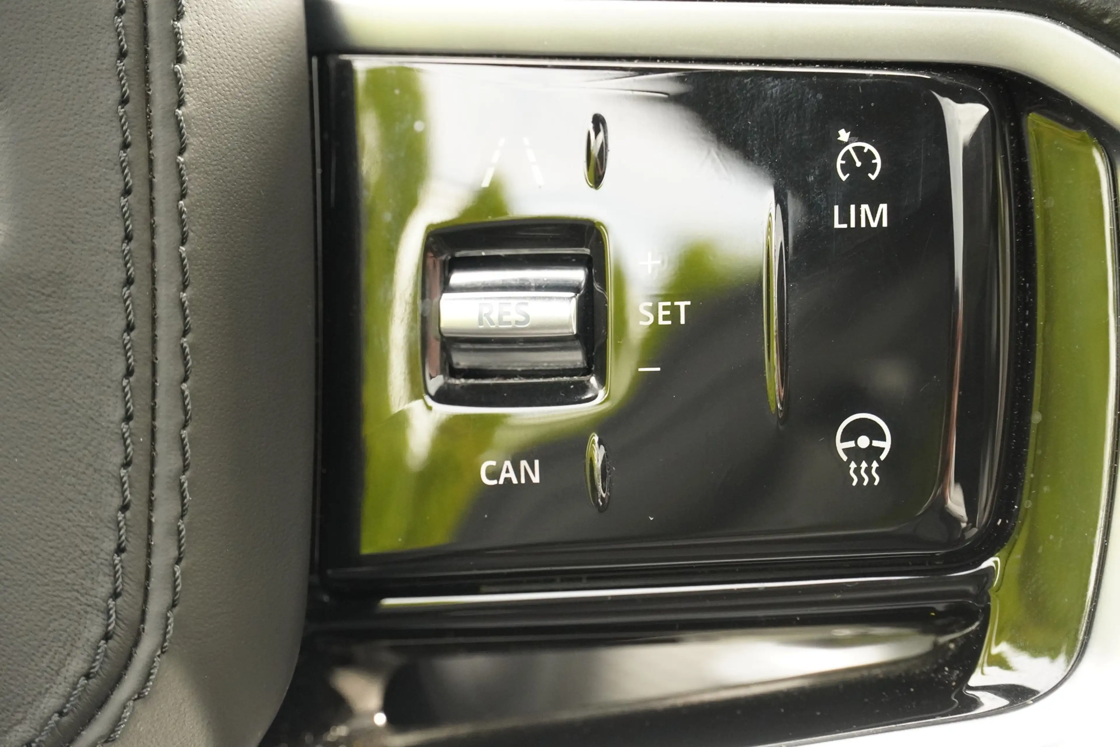 Land Rover Discovery Sport 2.0 R-Dynamic 4x4 LED AHK 360° — photo 12