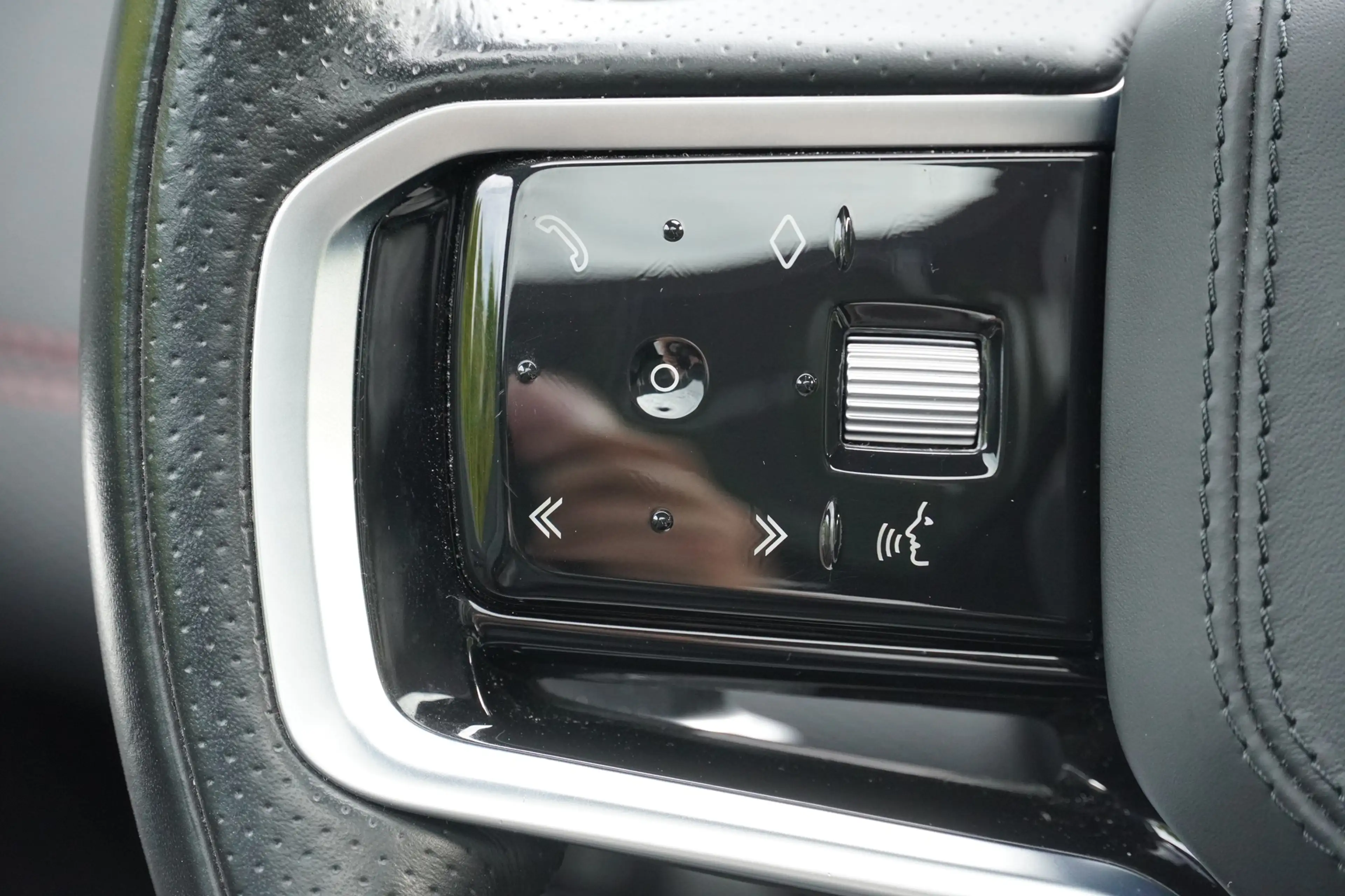 Land Rover Discovery Sport 2.0 R-Dynamic 4x4 LED AHK 360° — photo 11