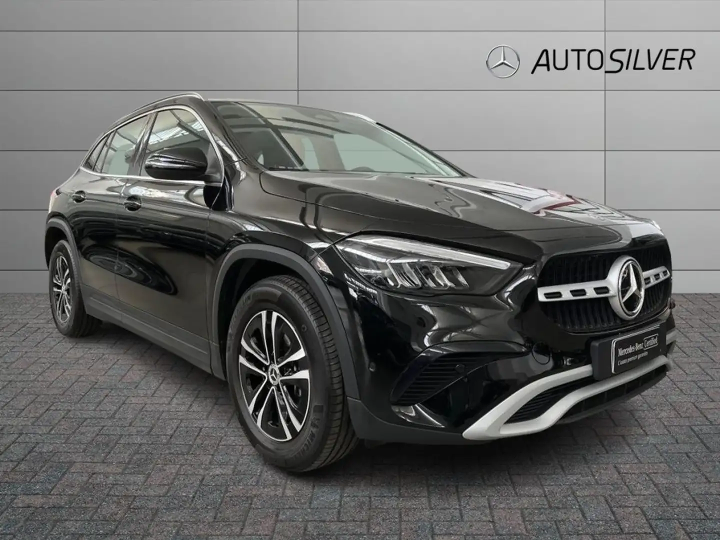 Mercedes-Benz GLA 180 d Automatic Advanced Zwart - 1