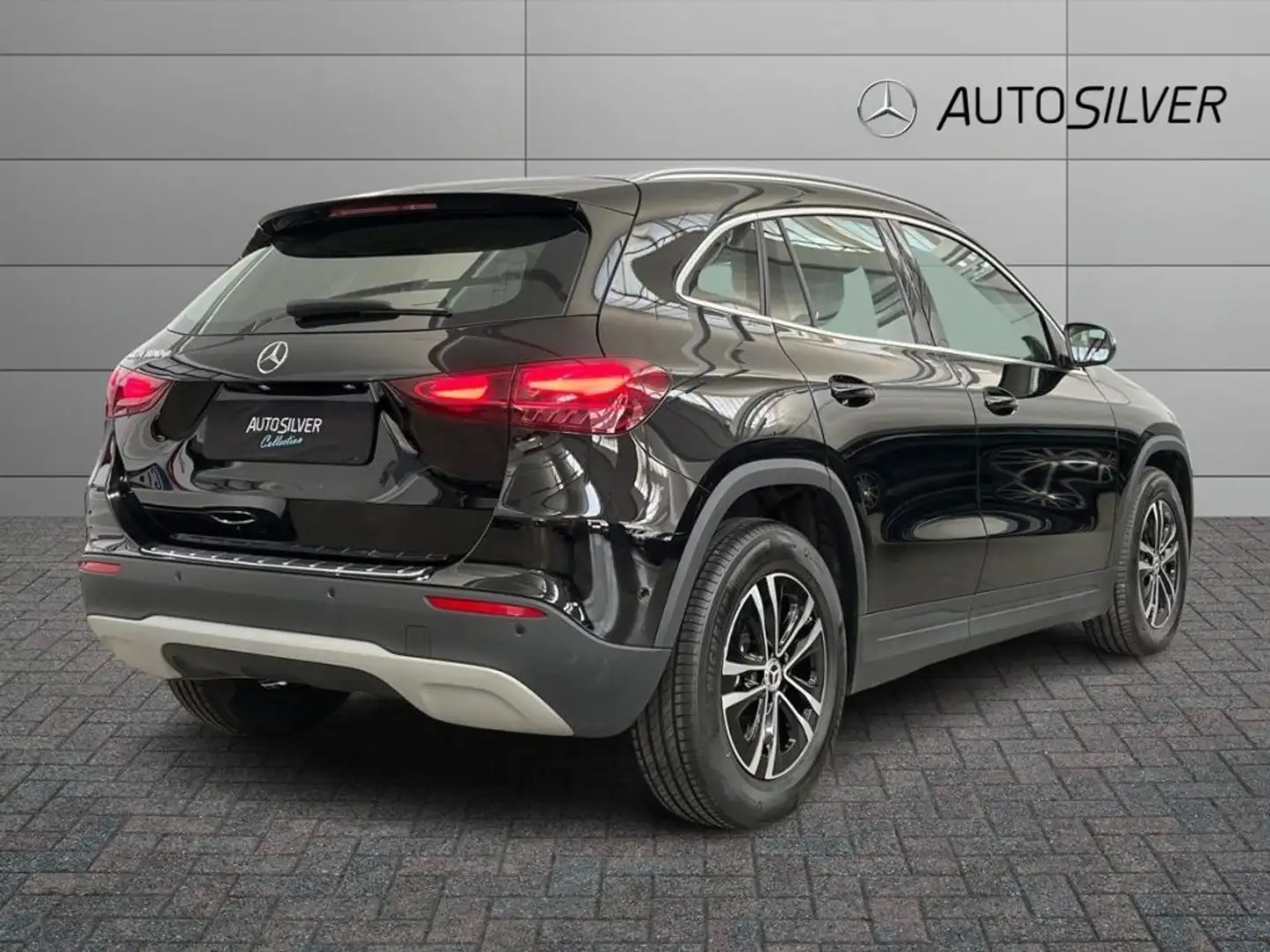 Mercedes-Benz GLA 180 d Automatic Advanced Zwart - 2