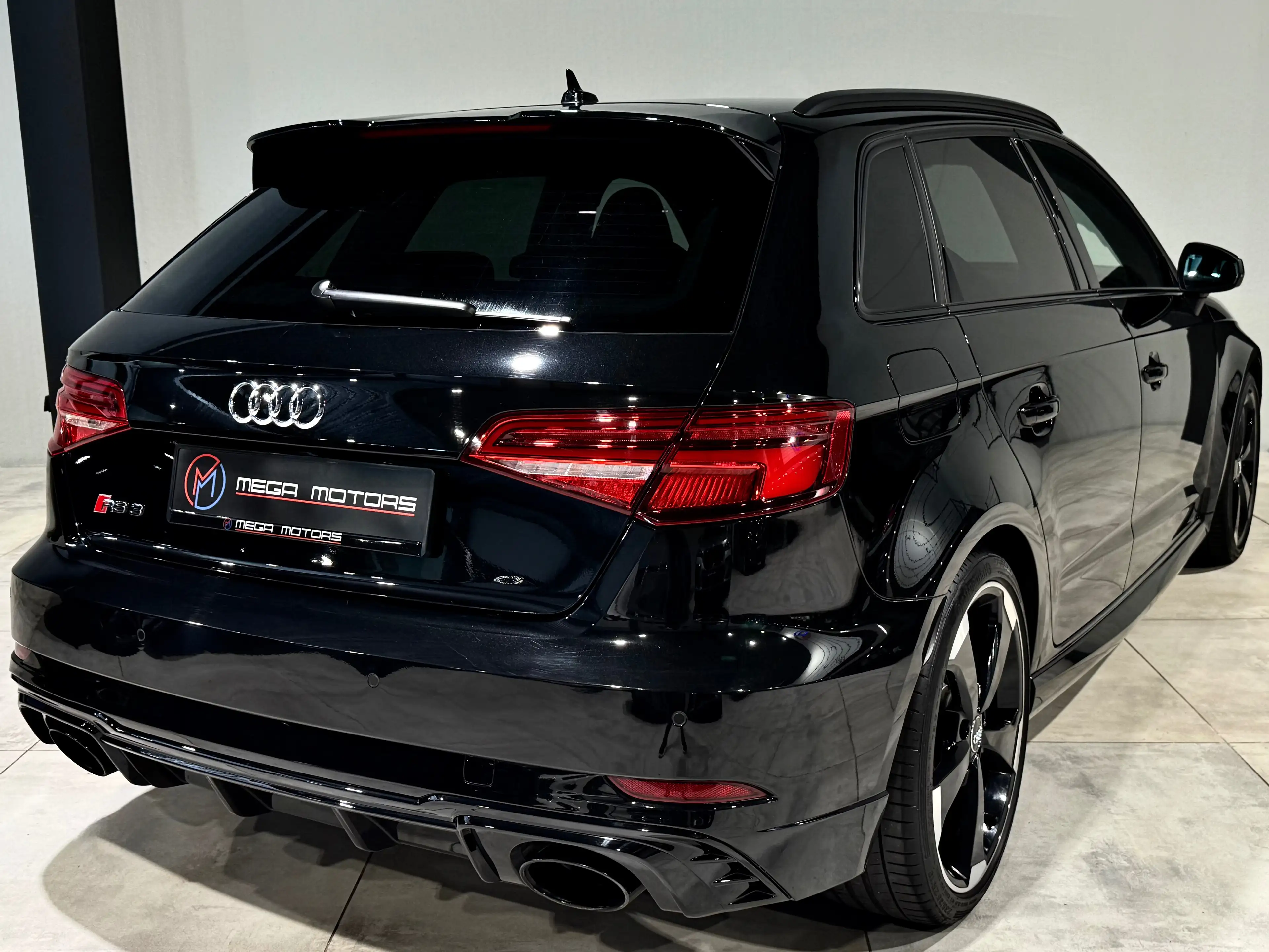 Audi RS3 2.5 TFSi 400CV SHADOW LiNE QUATTRO ViRTUAL COCKPiT CUiR NAVi JA19"+ — photo 4